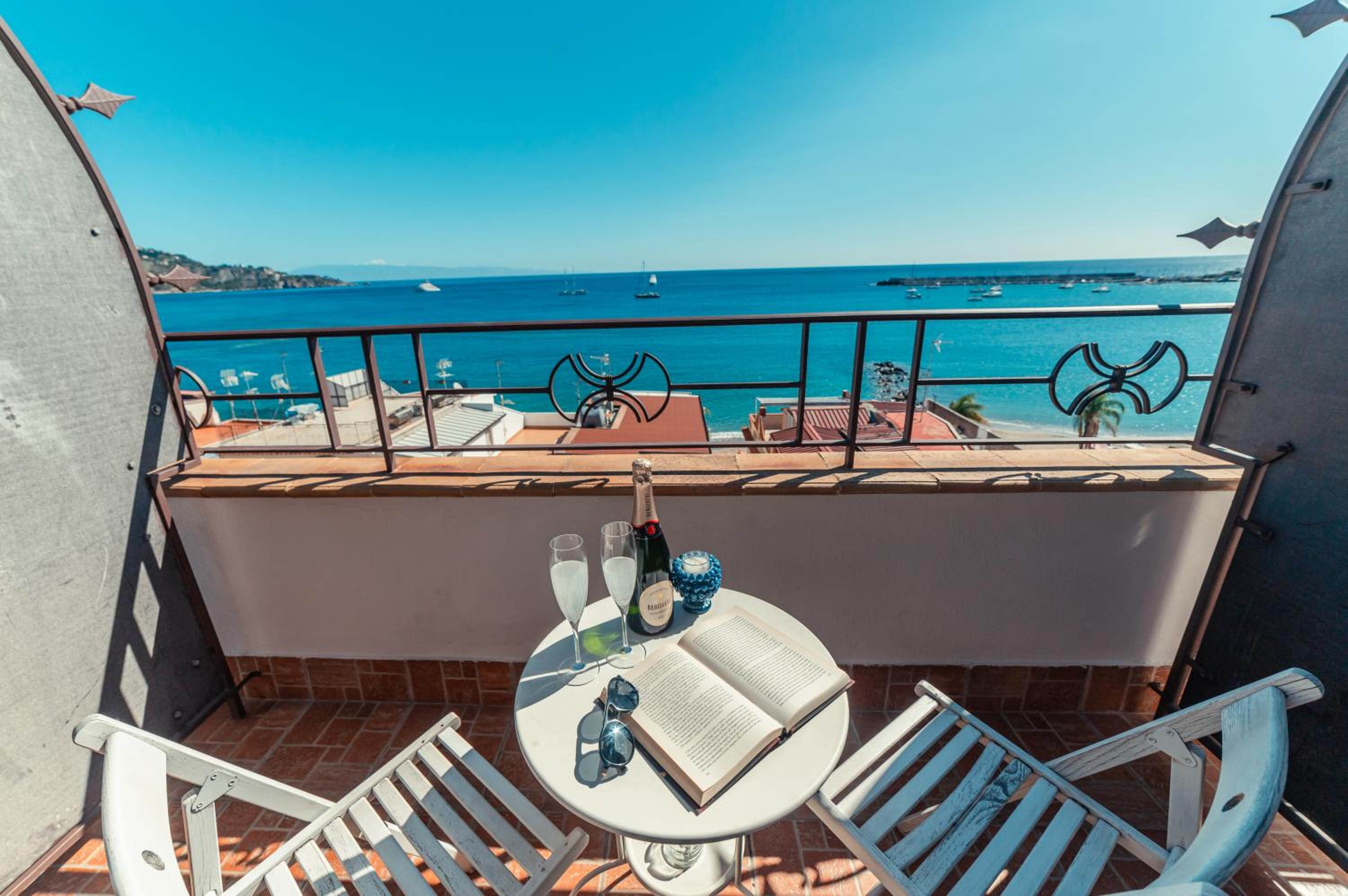 Superior Double Room with Sea View - Photo 23