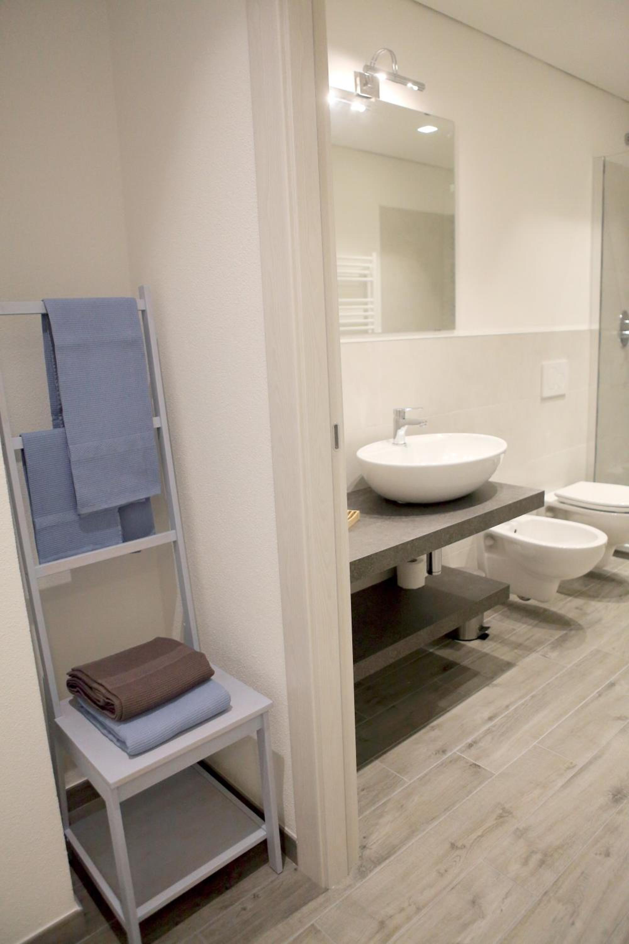 Double or Twin Room with Private Bathroom - Photo 5