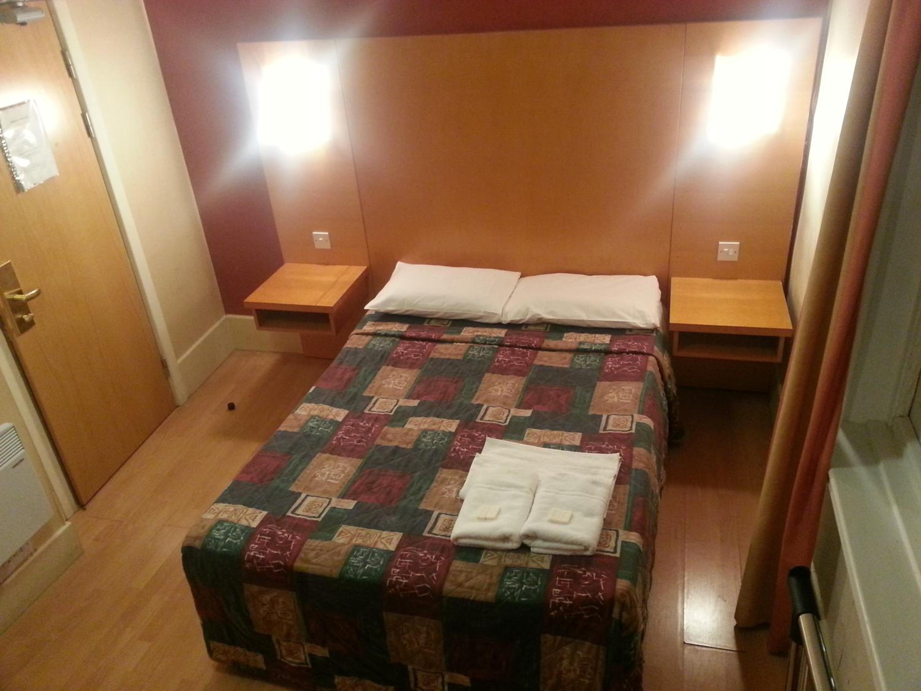 Basic Double Room with Shared Bathroom photo 3