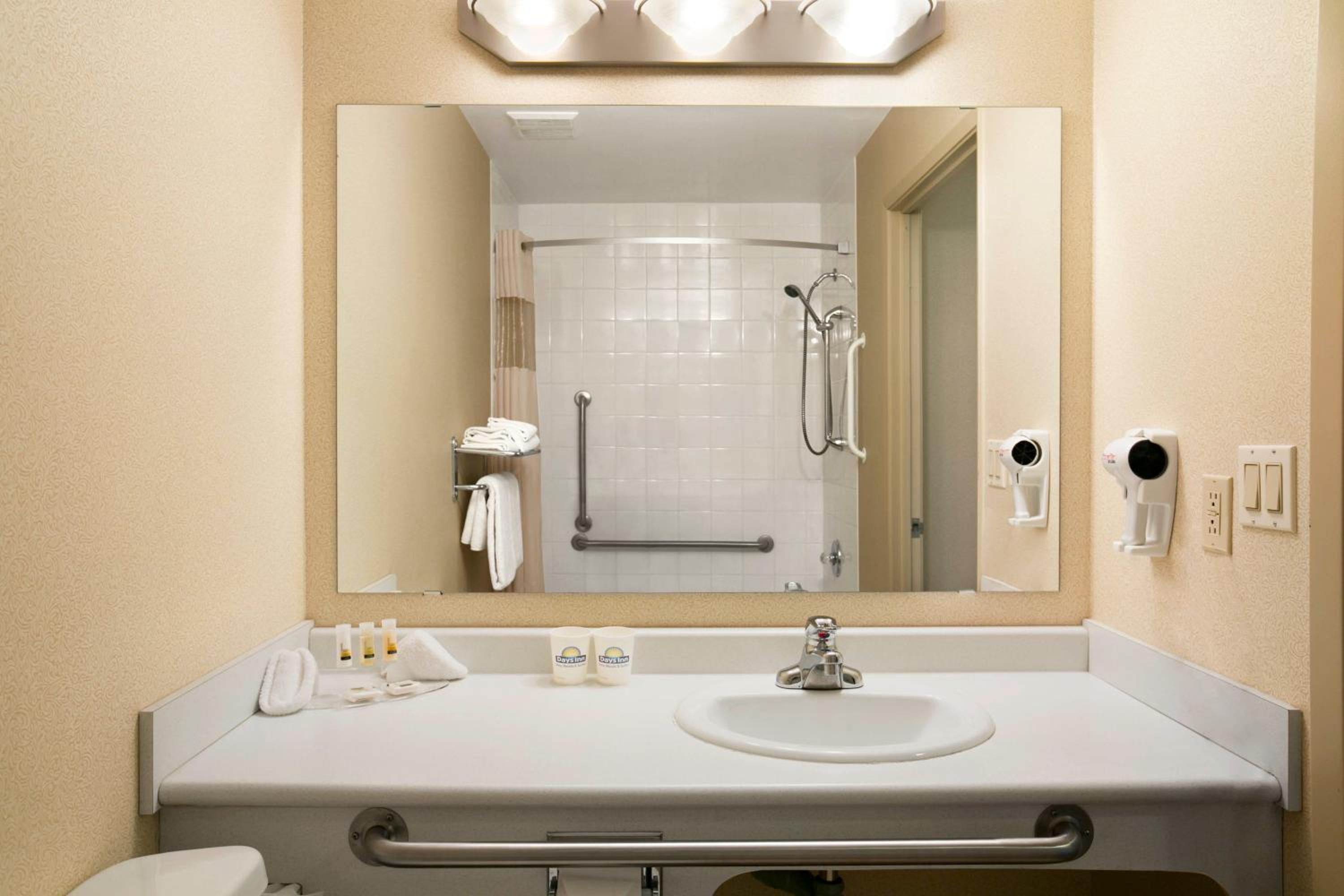 Queen Room - Disability Access/Non-Smoking - Photo 2