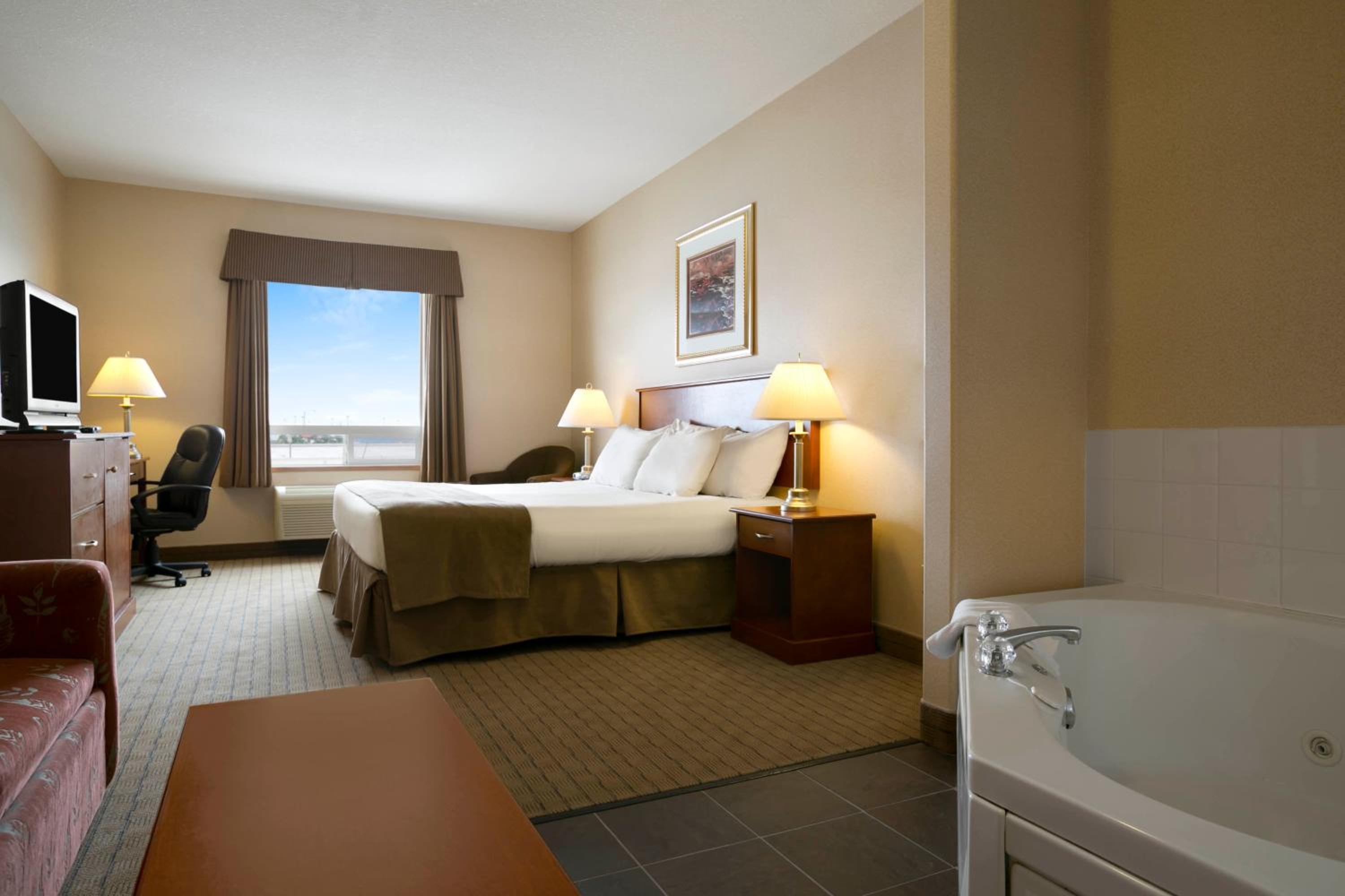 King Suite with Jetted Tub - Non-Smoking - Photo 1
