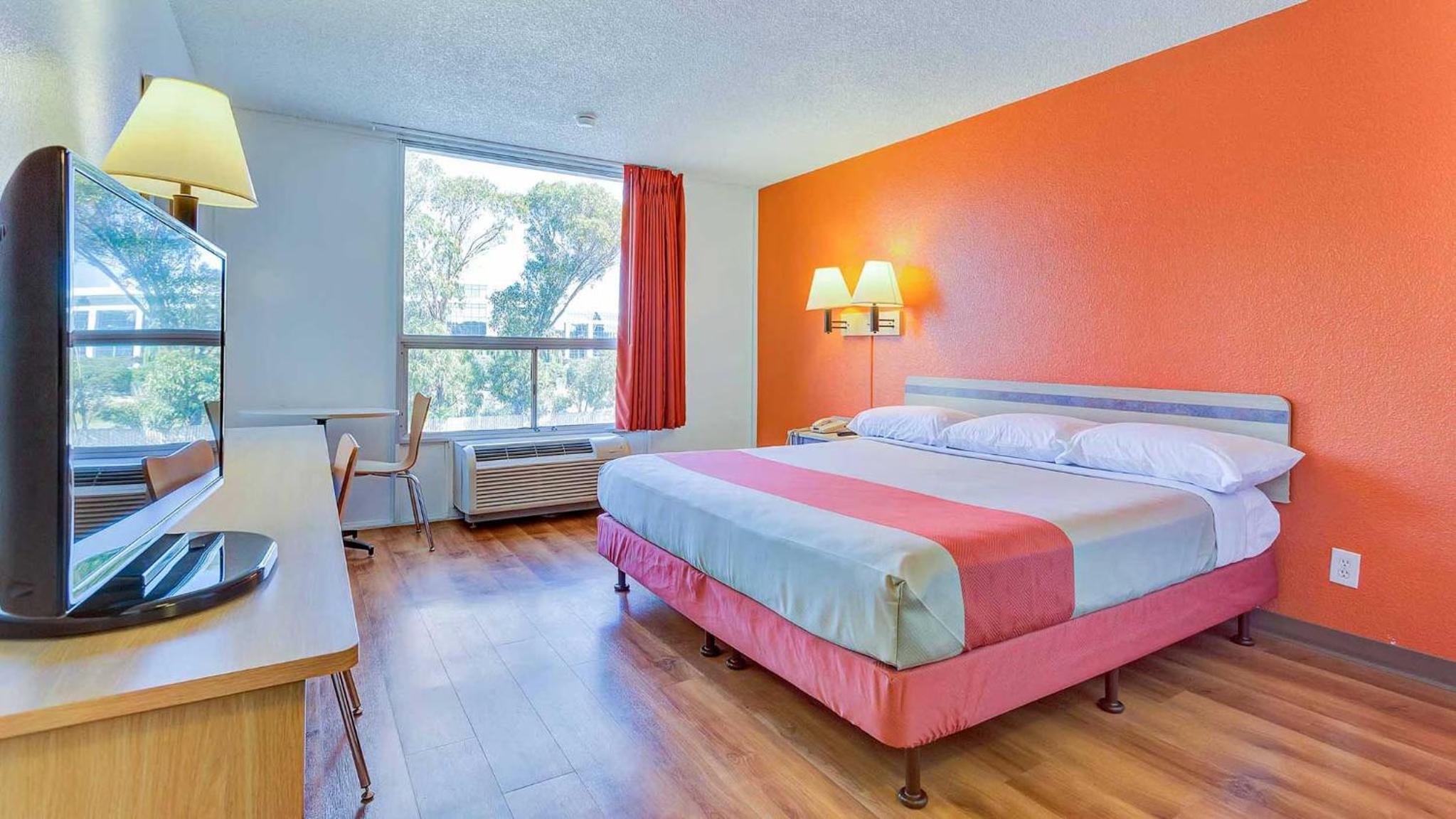 Queen Room - Disability Access photo 2