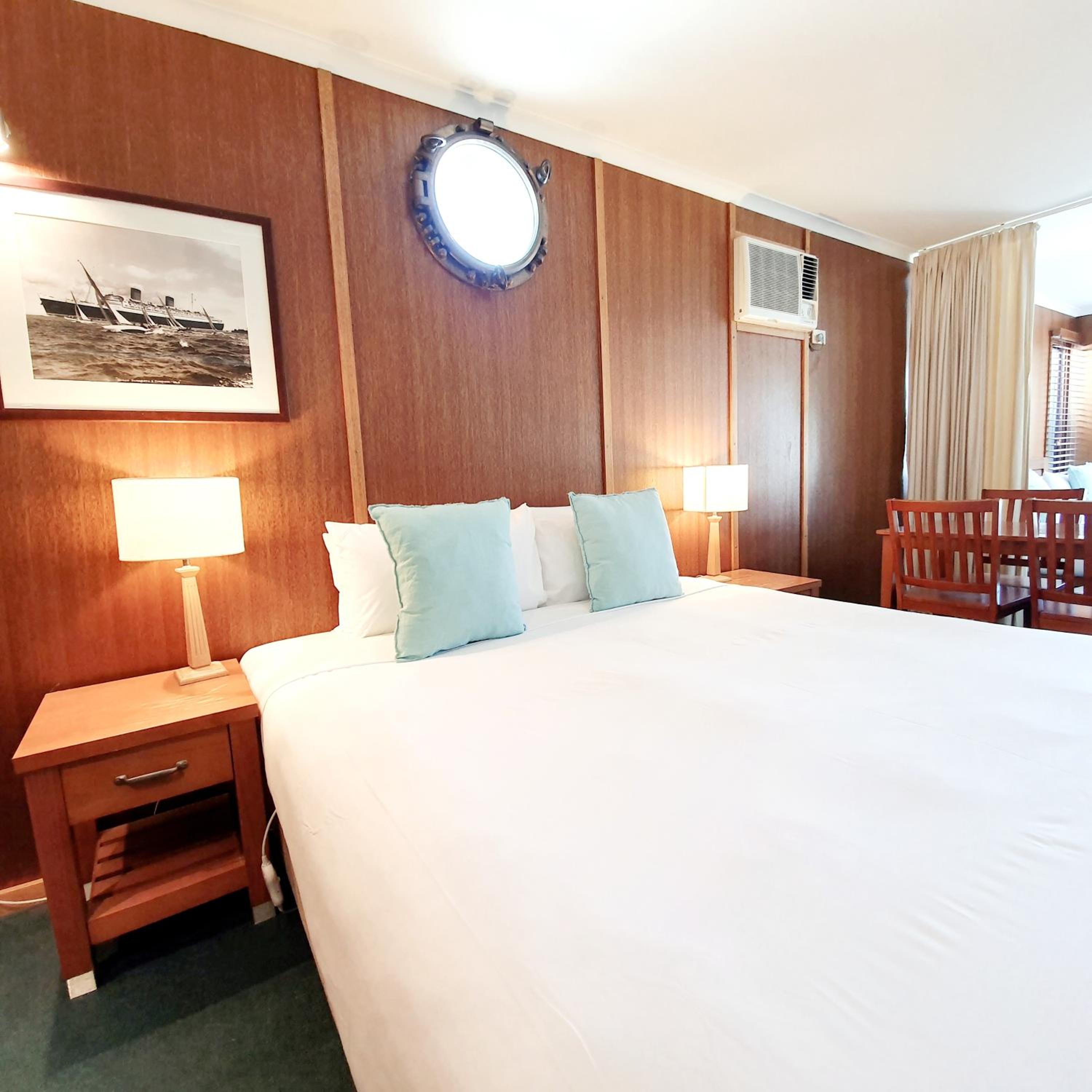 Deluxe Family Suite - Photo 2