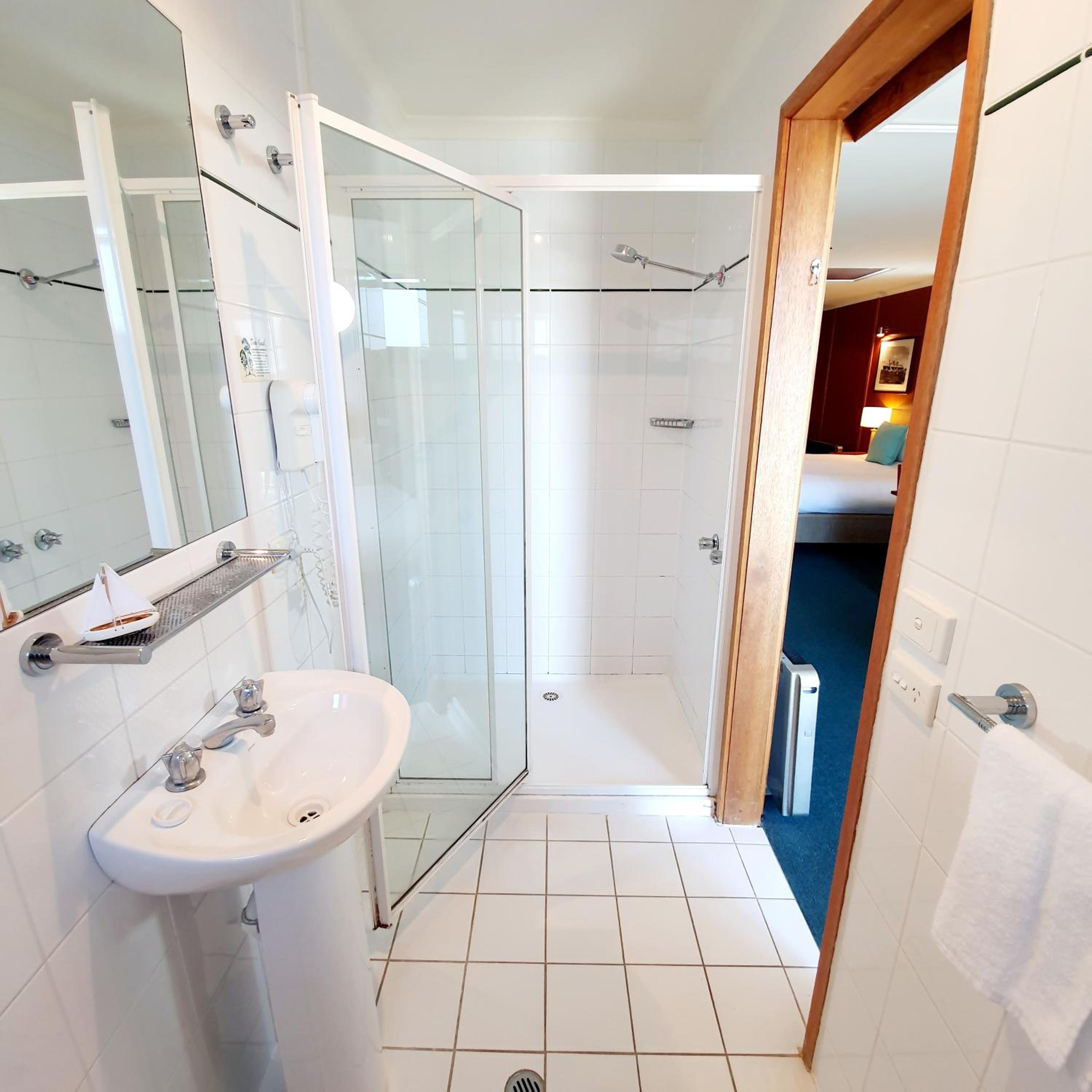 Deluxe Family Suite - Photo 5