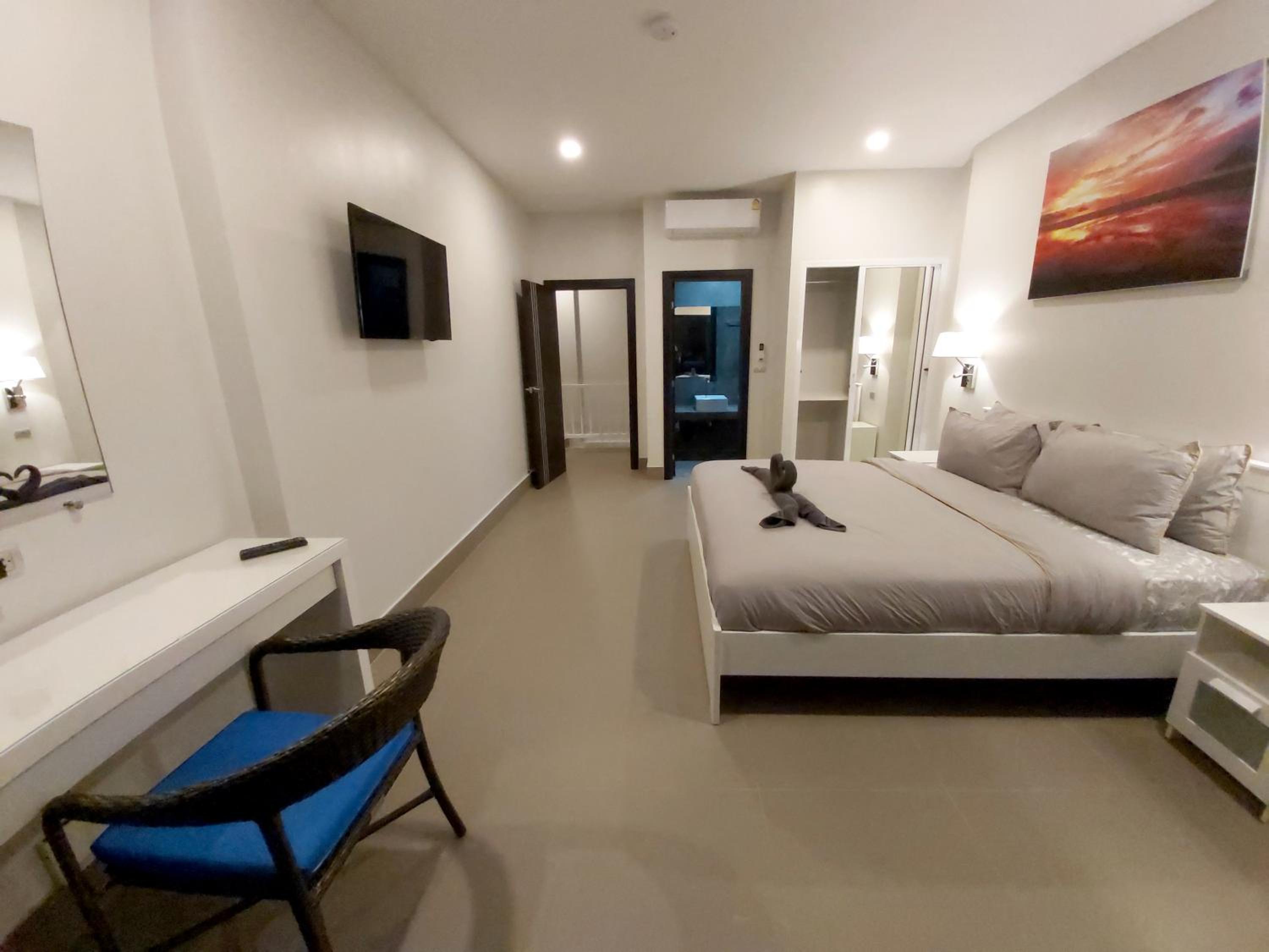 Villa with Private Pool - Photo 15