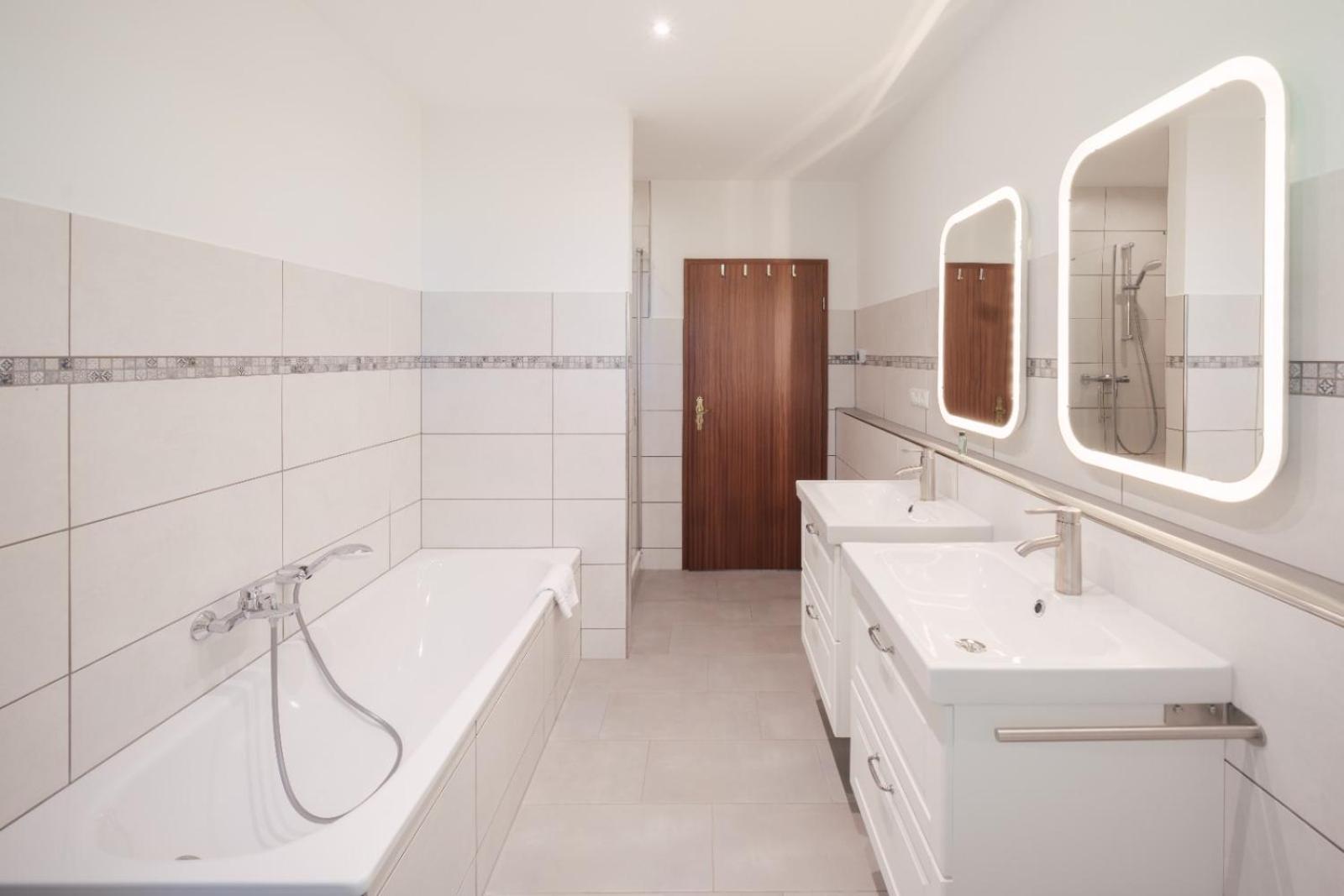 Apartment with Terrace - Photo 23