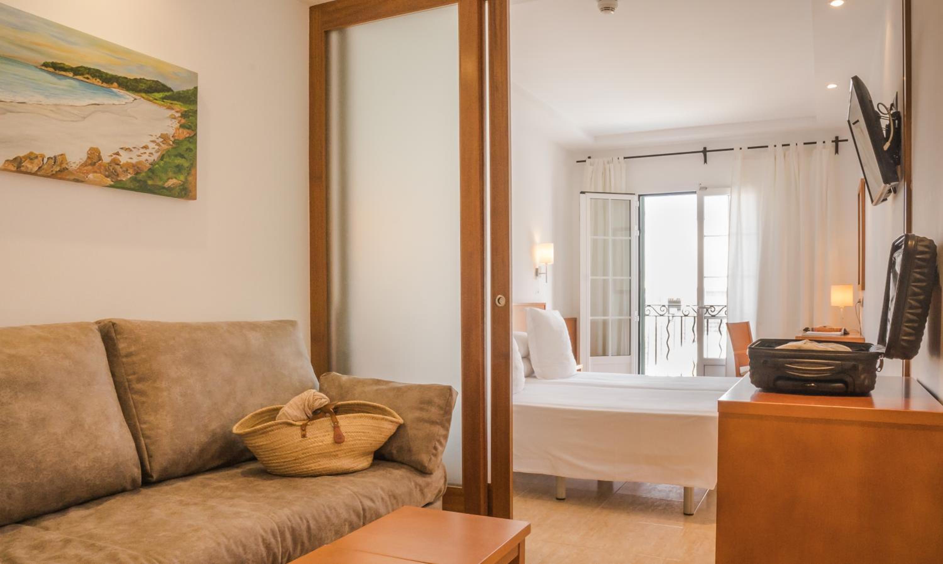 Superior Double or Twin Room with Pool View - Photo 8