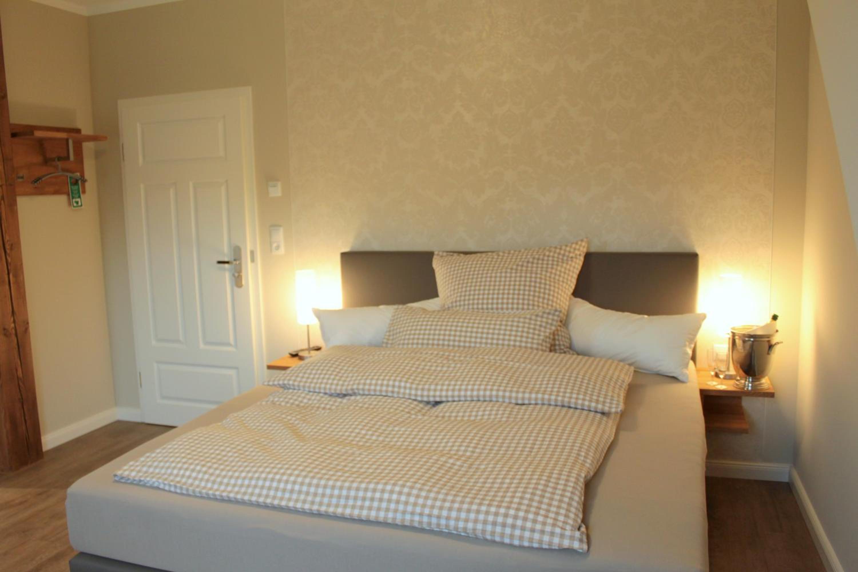 Deluxe Double Room with Shower - Photo 6