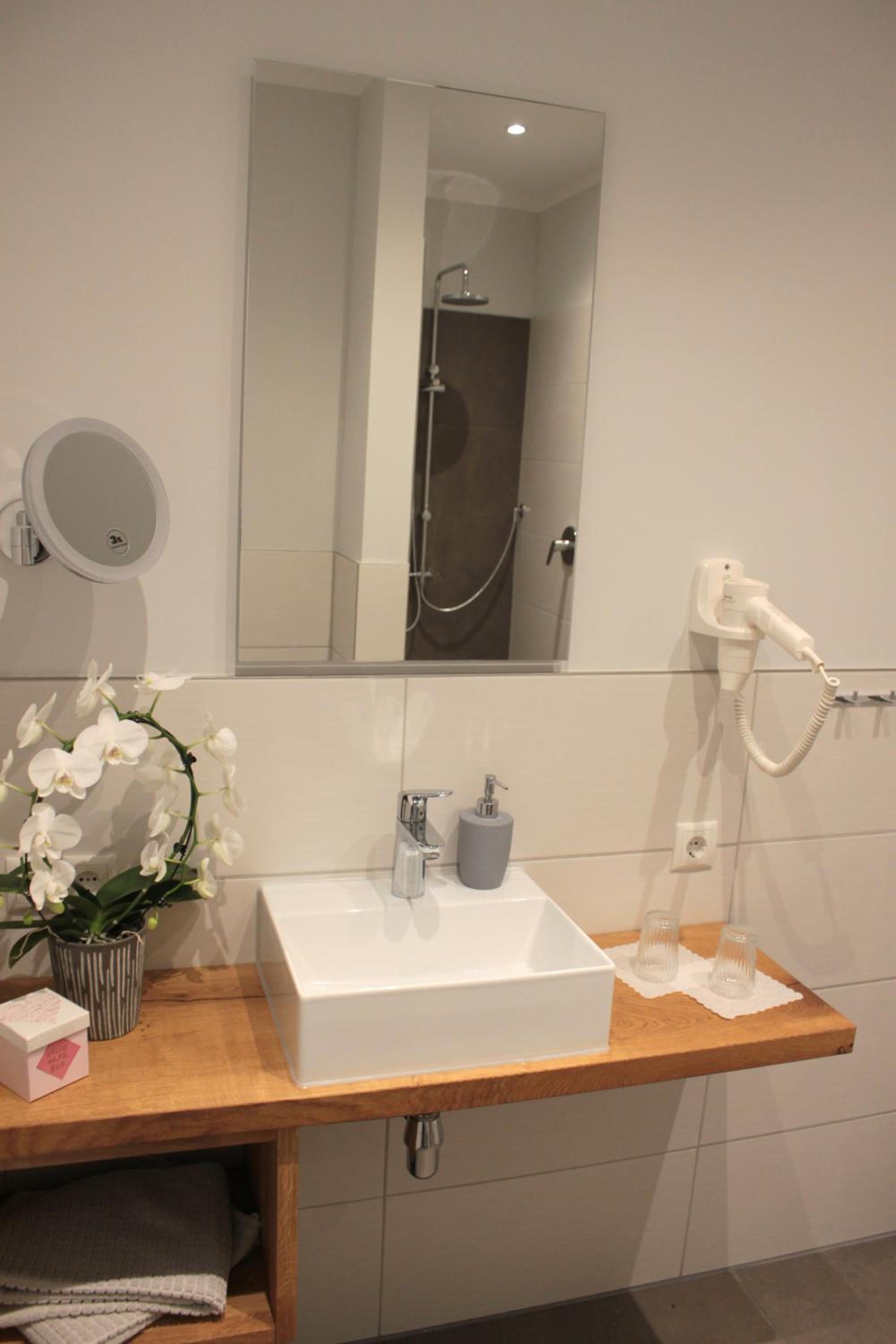 Deluxe Double Room with Shower - Photo 4