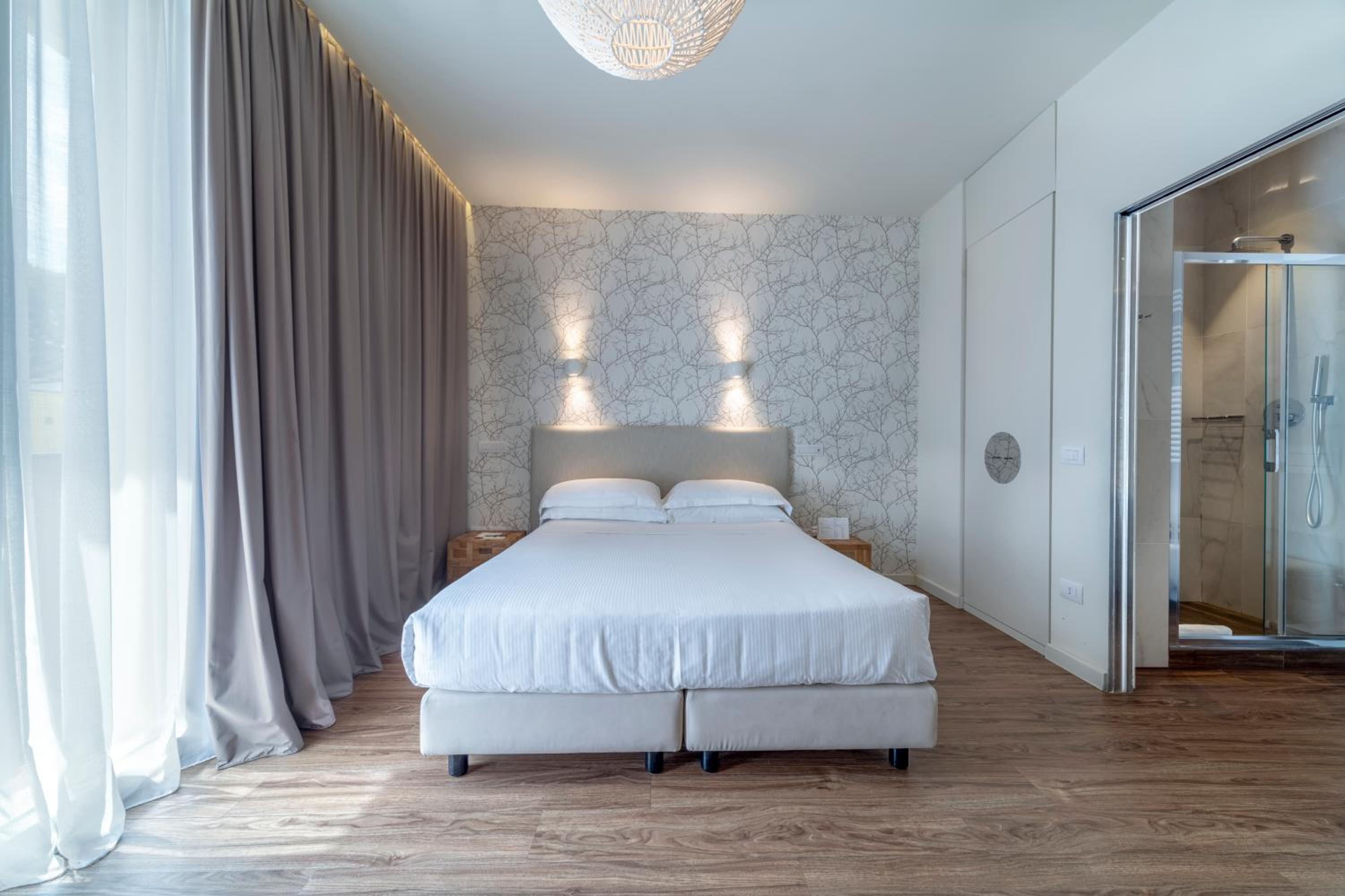 S - SUITE D - Photo 20