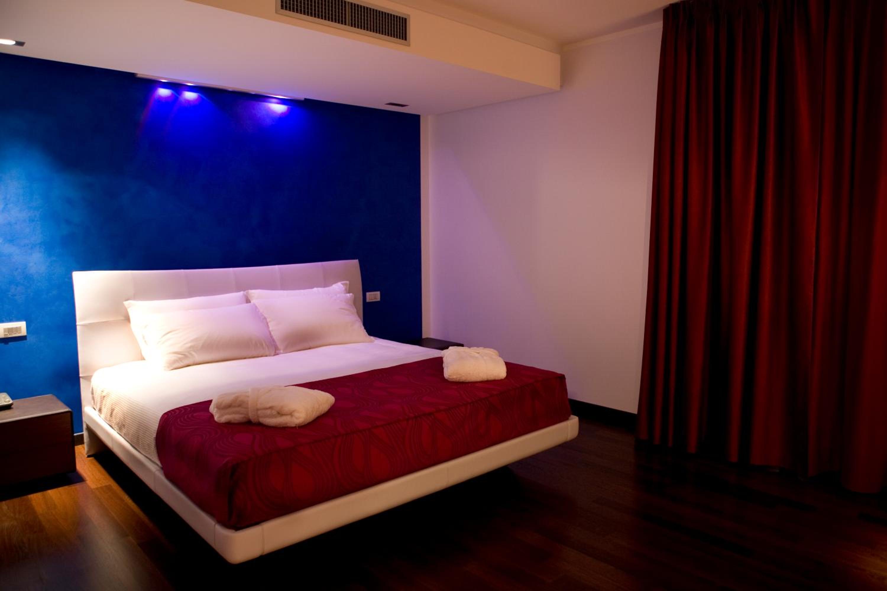 Suite - Photo 1