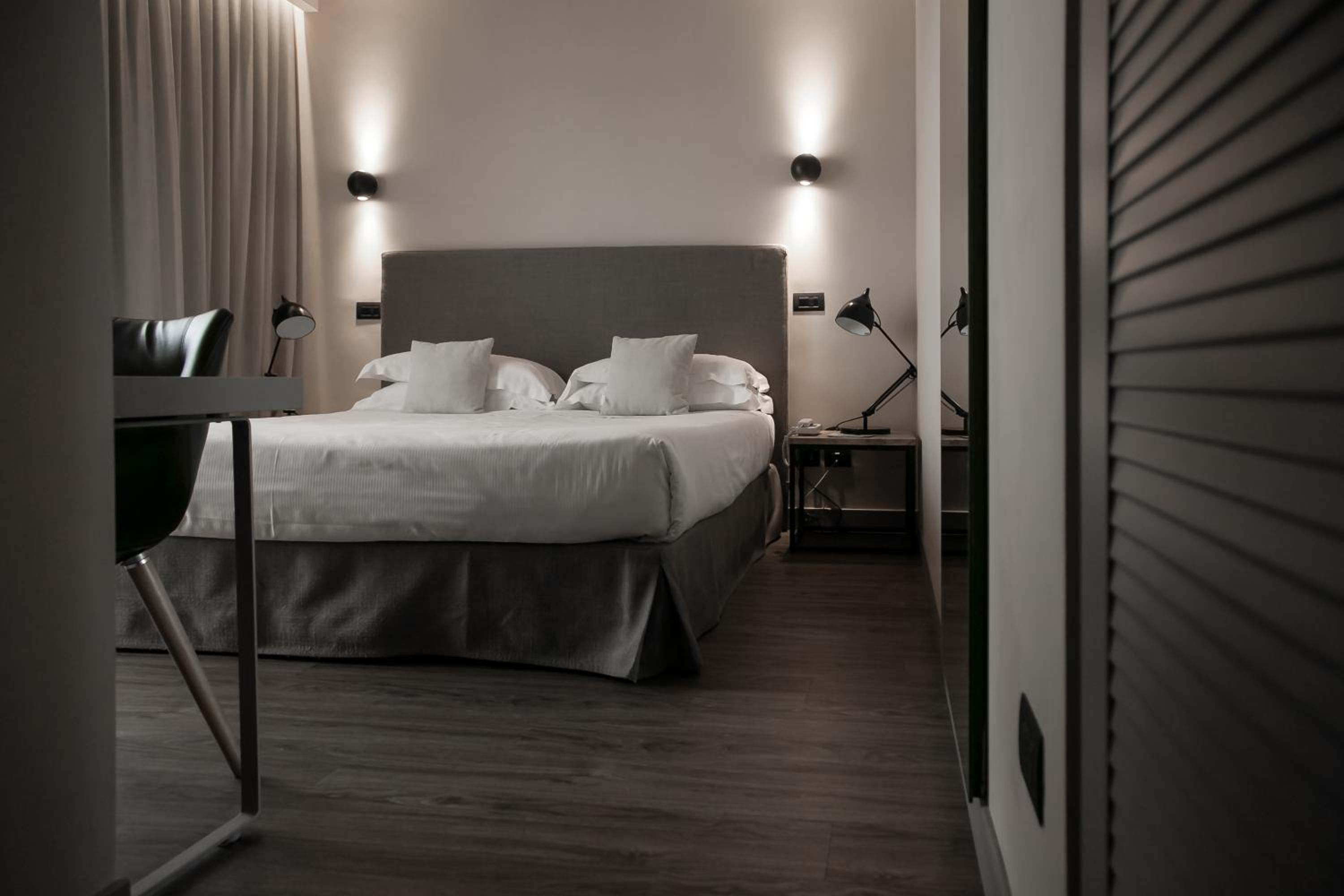 S - SUITE D - Photo 21
