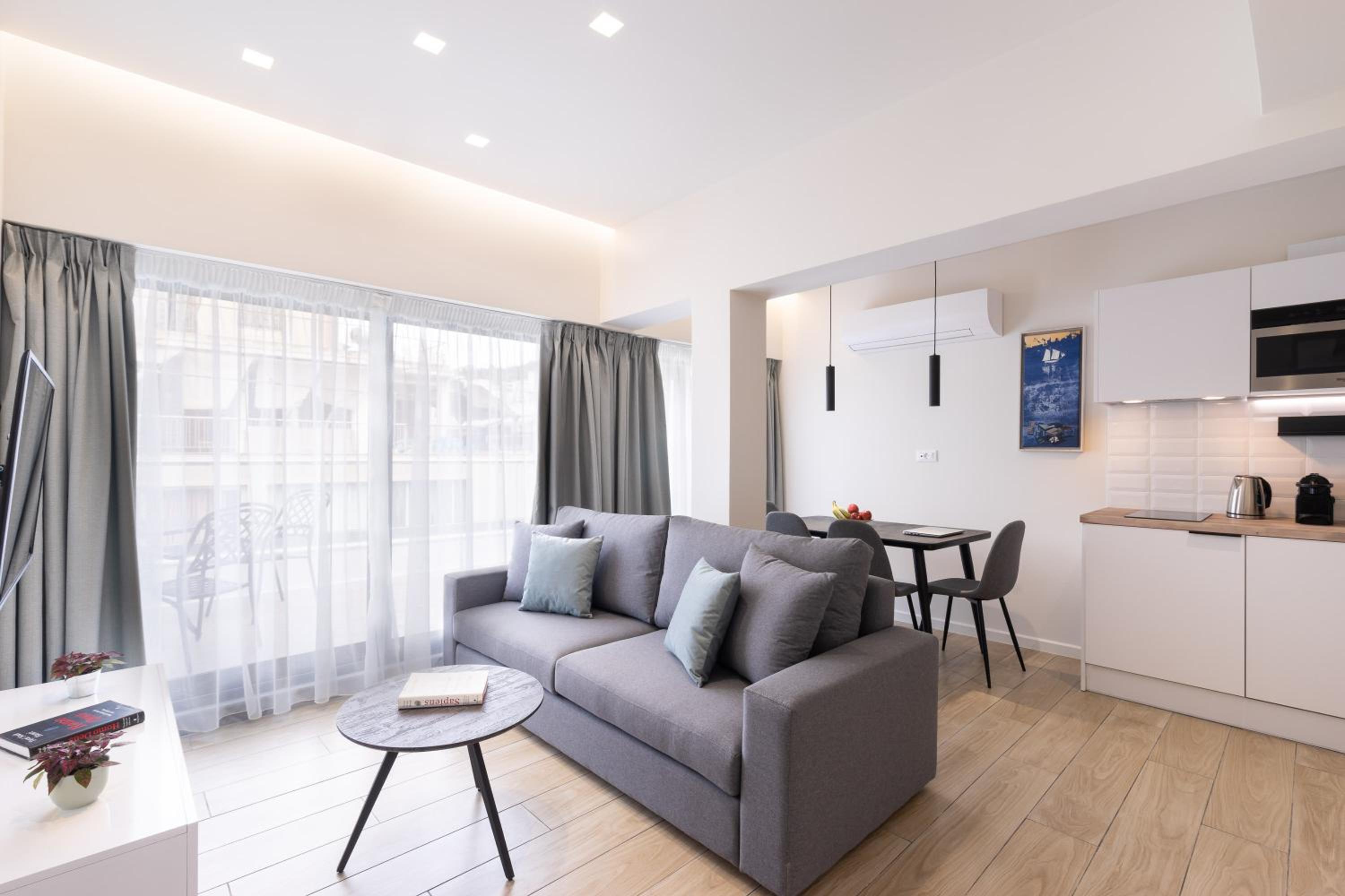 Family Apartment with Balcony photo 2