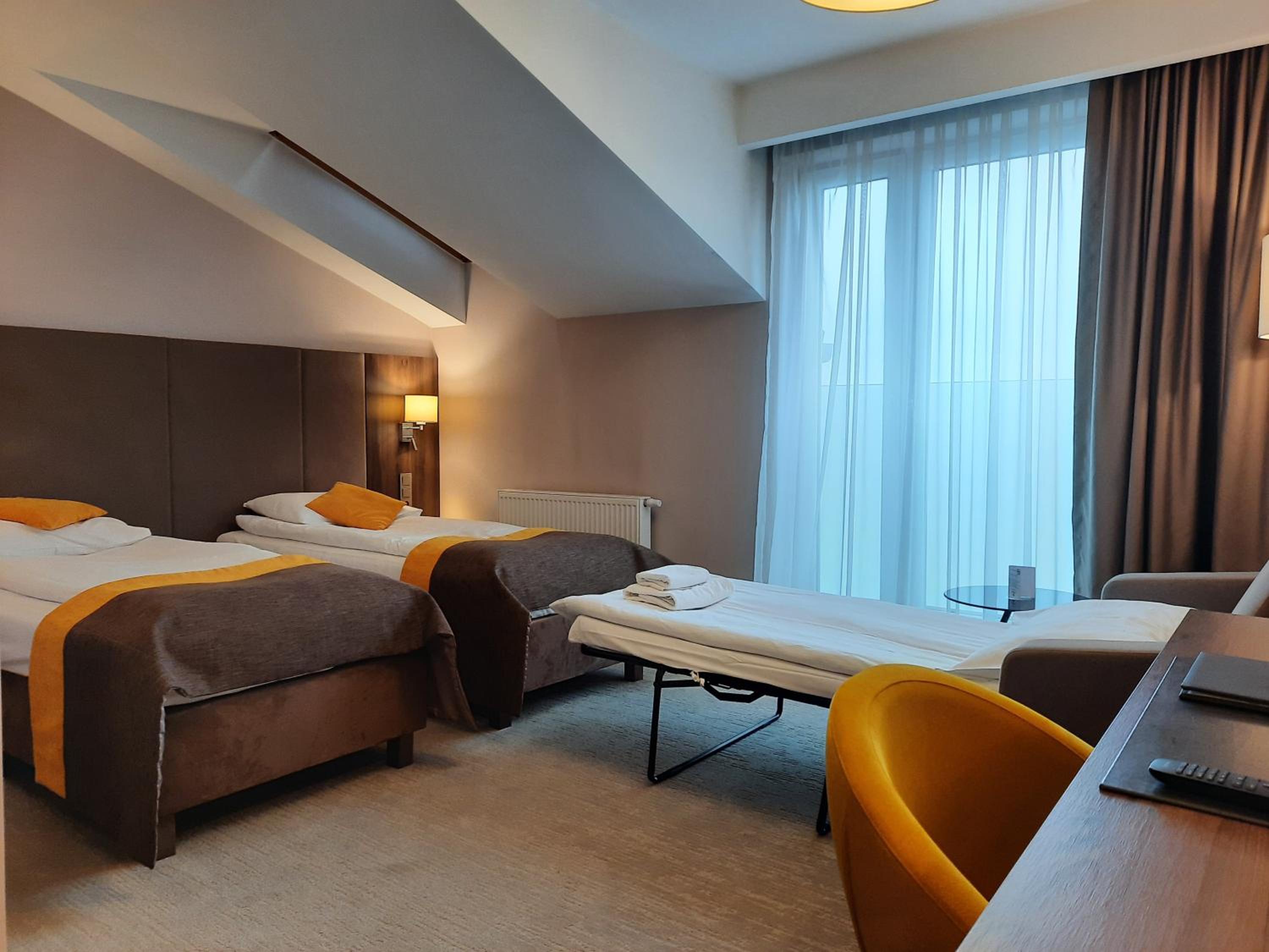 Twin Room with Extra Bed - Photo 1
