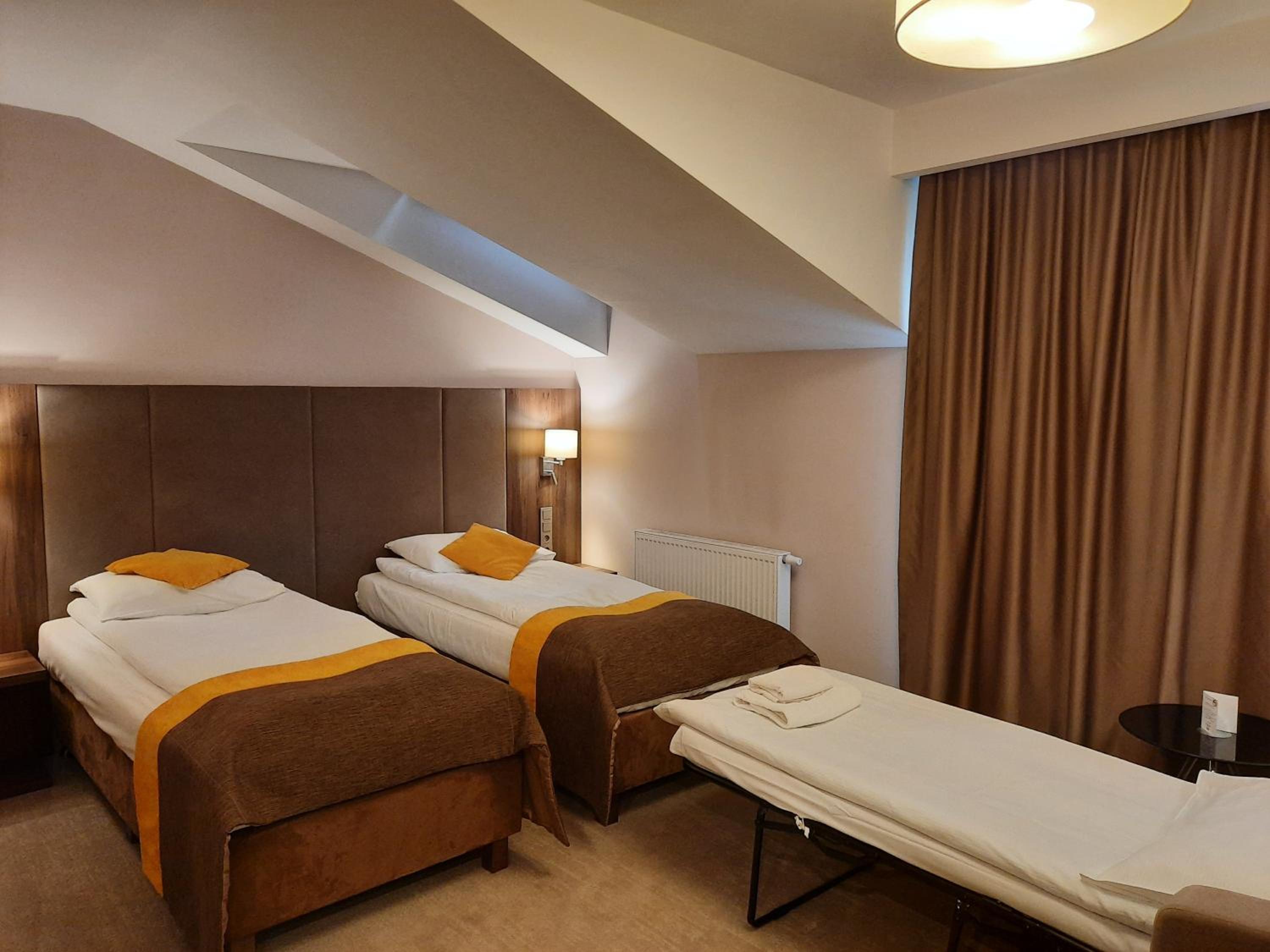 Twin Room with Extra Bed - Photo 4