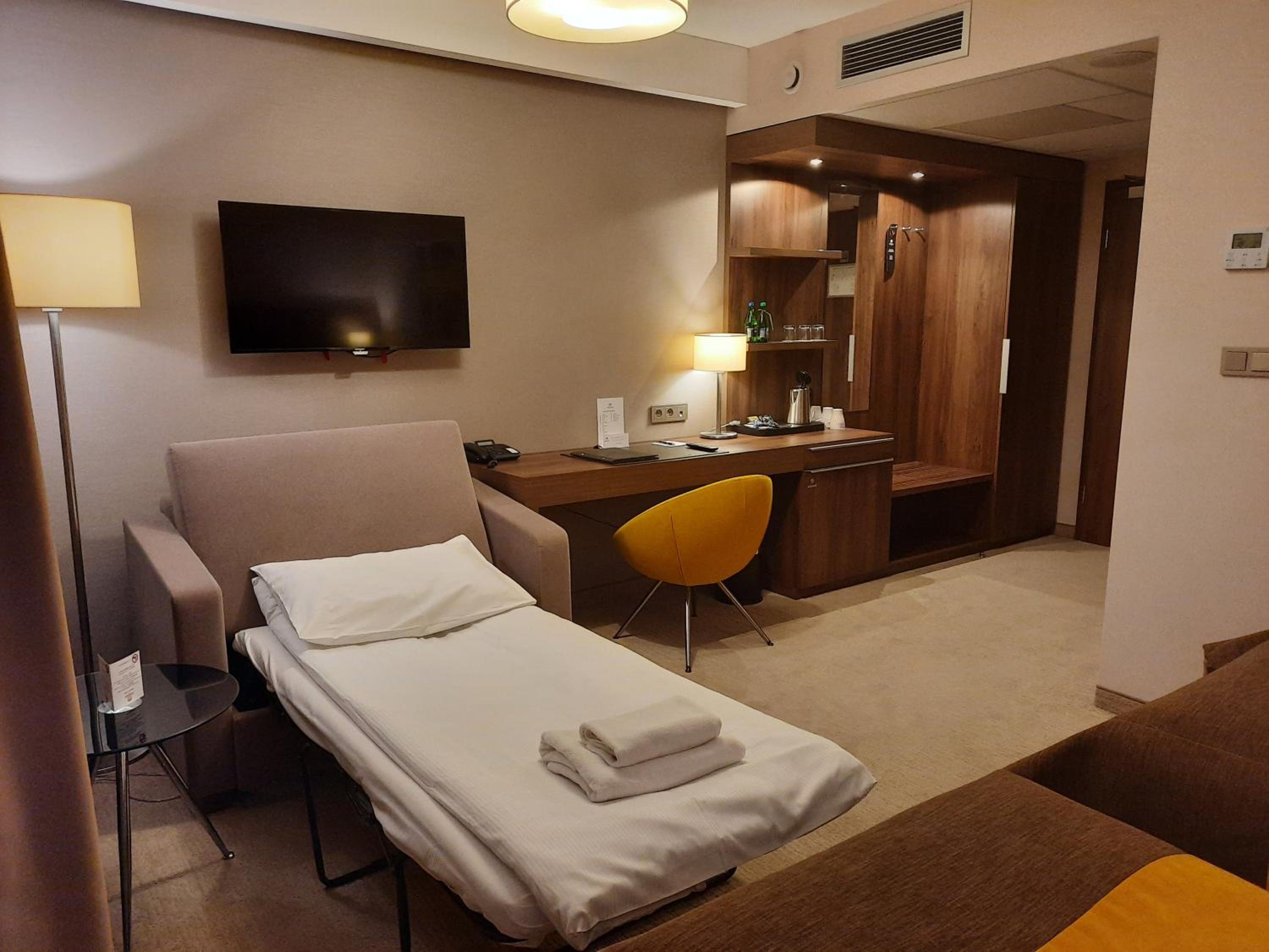 Twin Room with Extra Bed - Photo 2