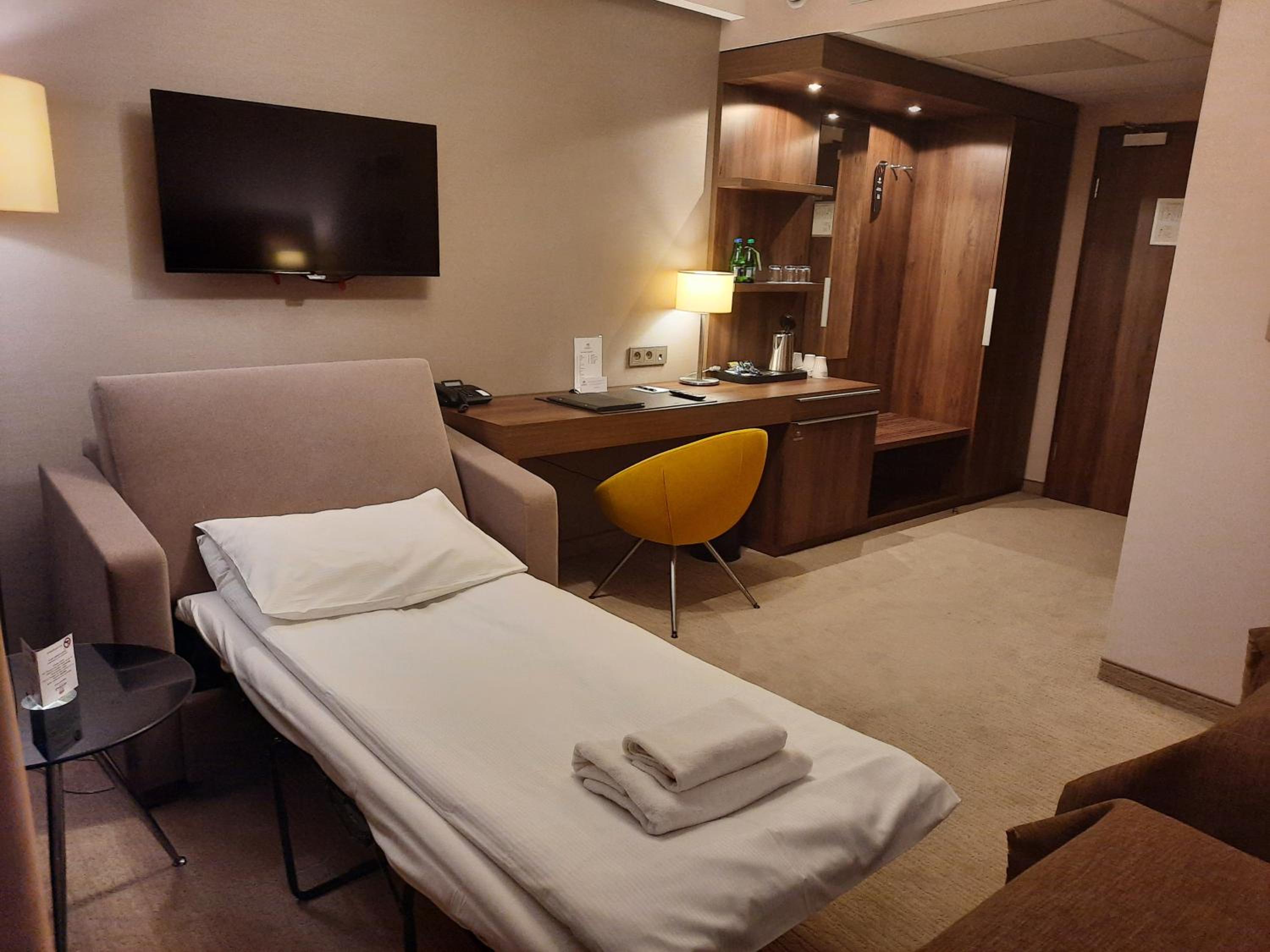 Twin Room with Extra Bed - Photo 5
