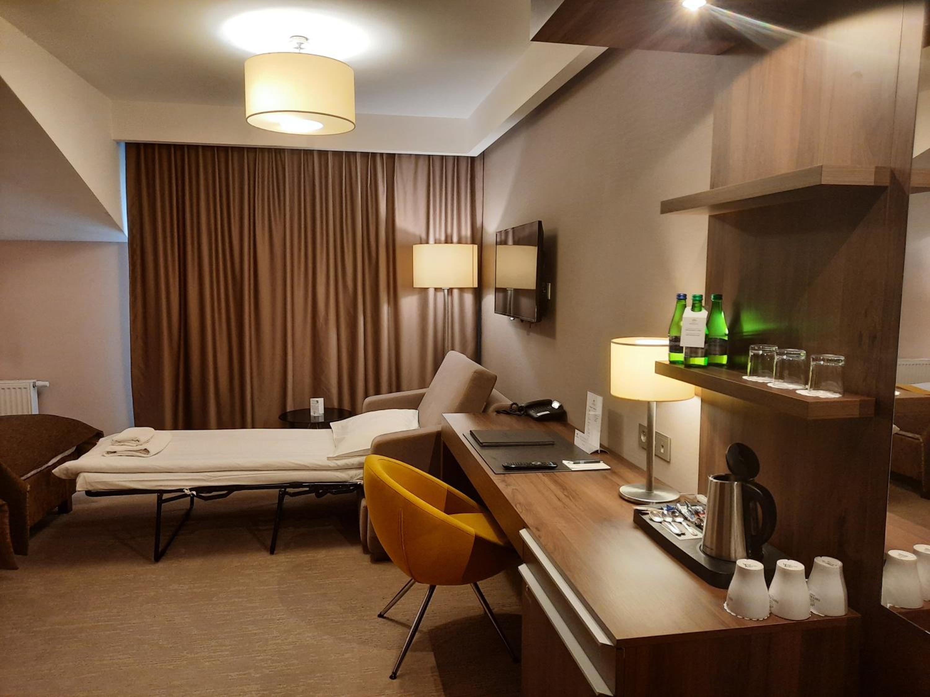 Twin Room with Extra Bed - Photo 6
