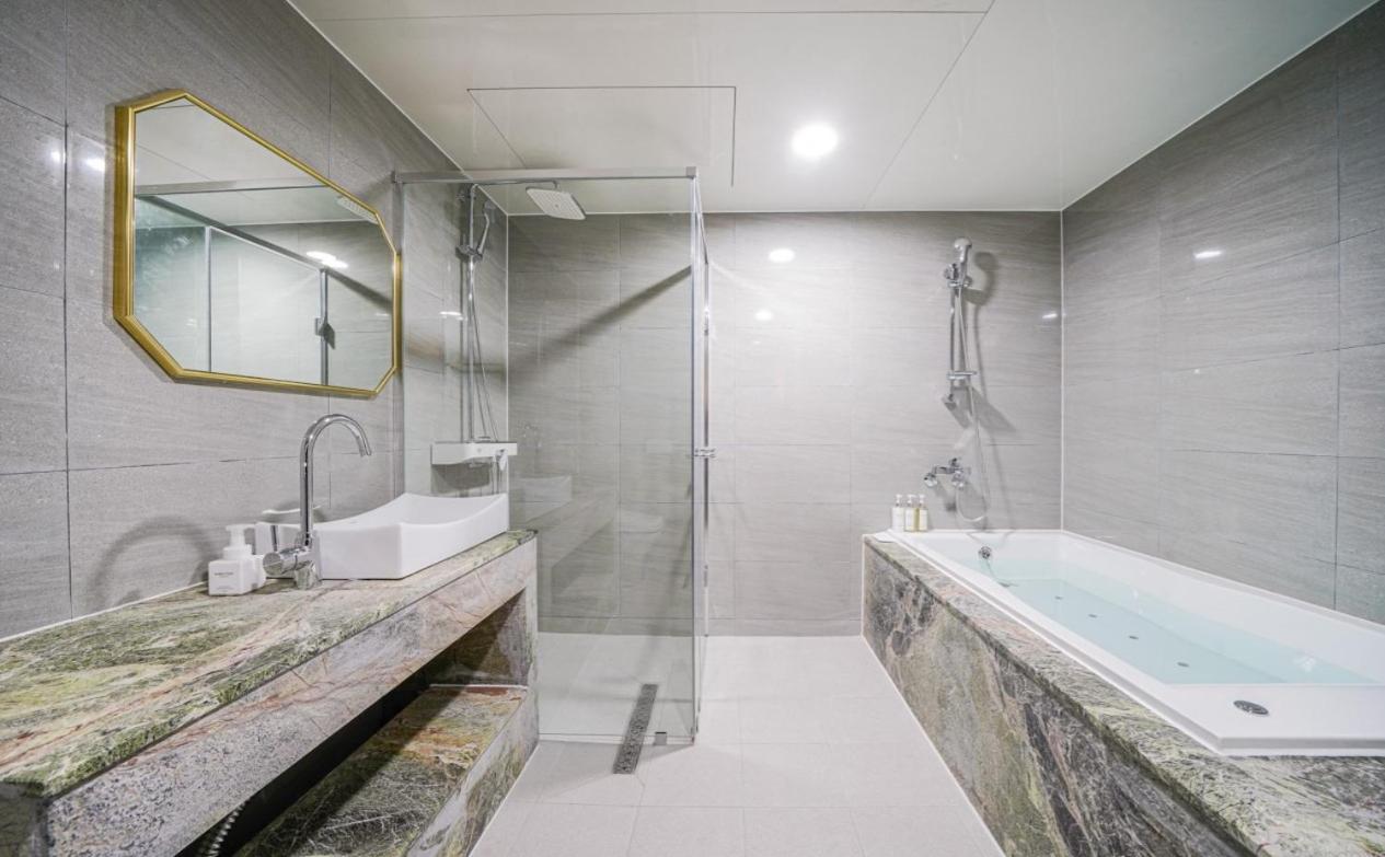 Queen Suite - Photo 5