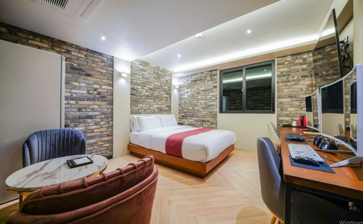 Suite with City View - Photo 3