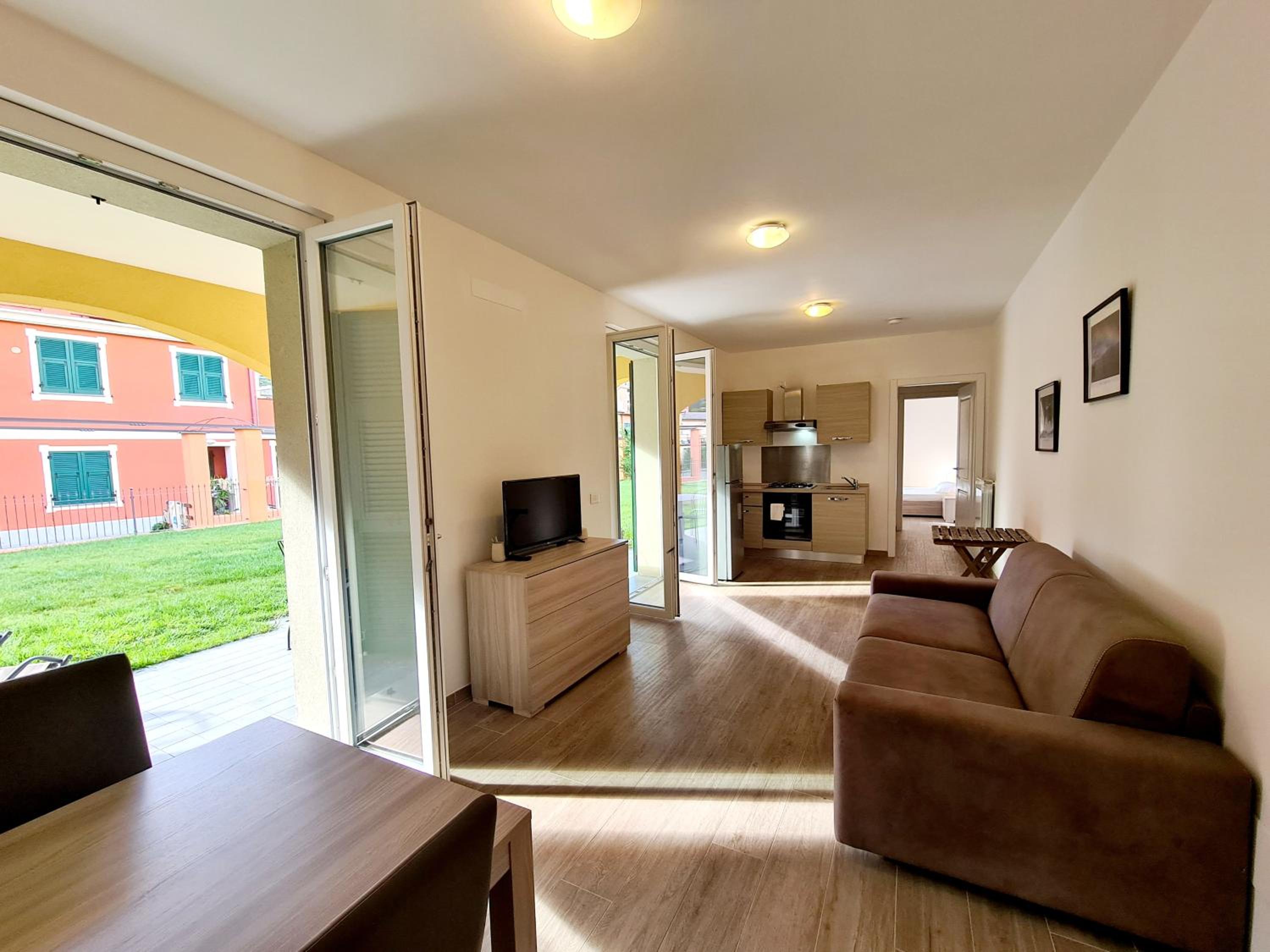 Deluxe Two-Bedroom Apartment with Garden View photo 2