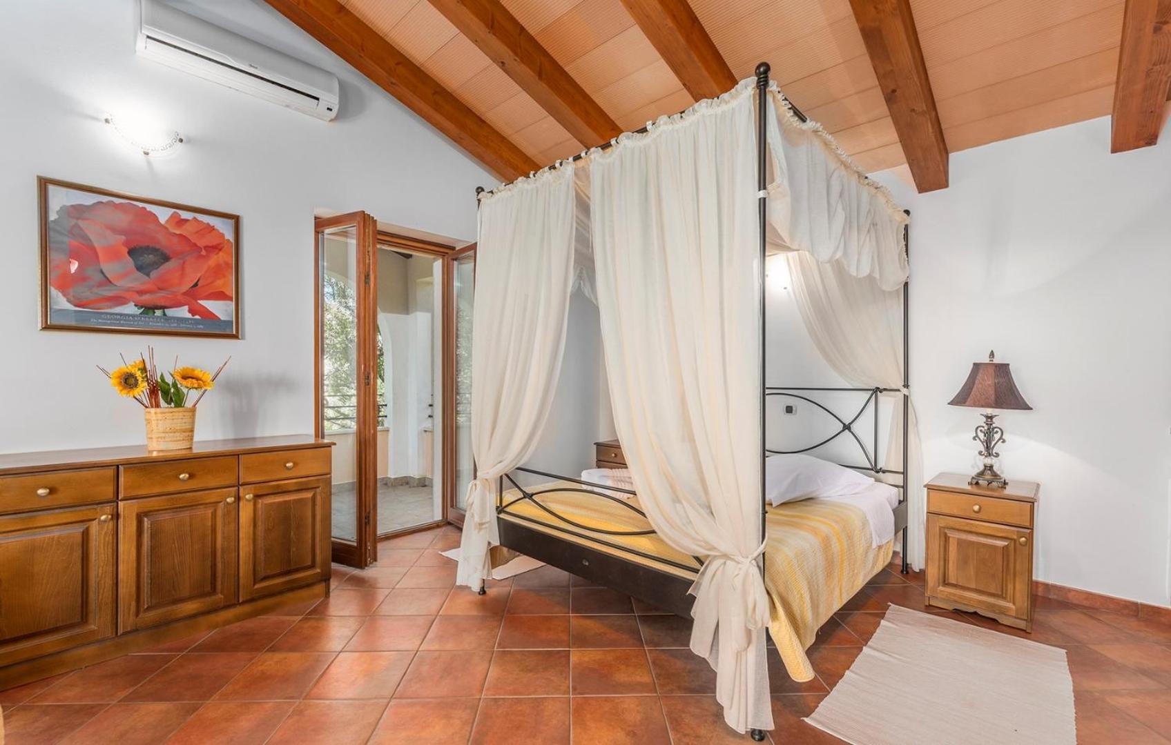 Villa photo 1
