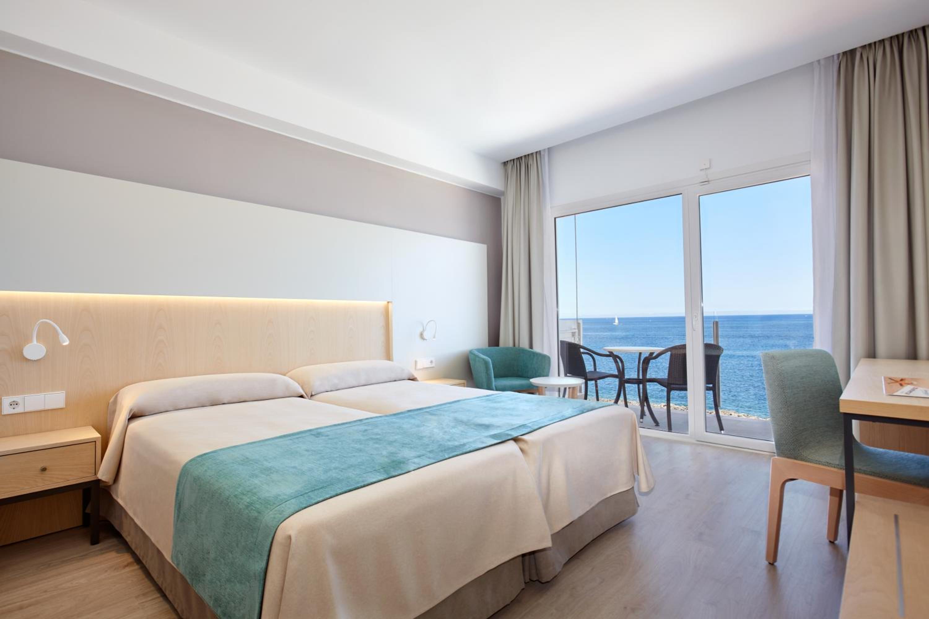 Twin Room with Sea View - Photo 4