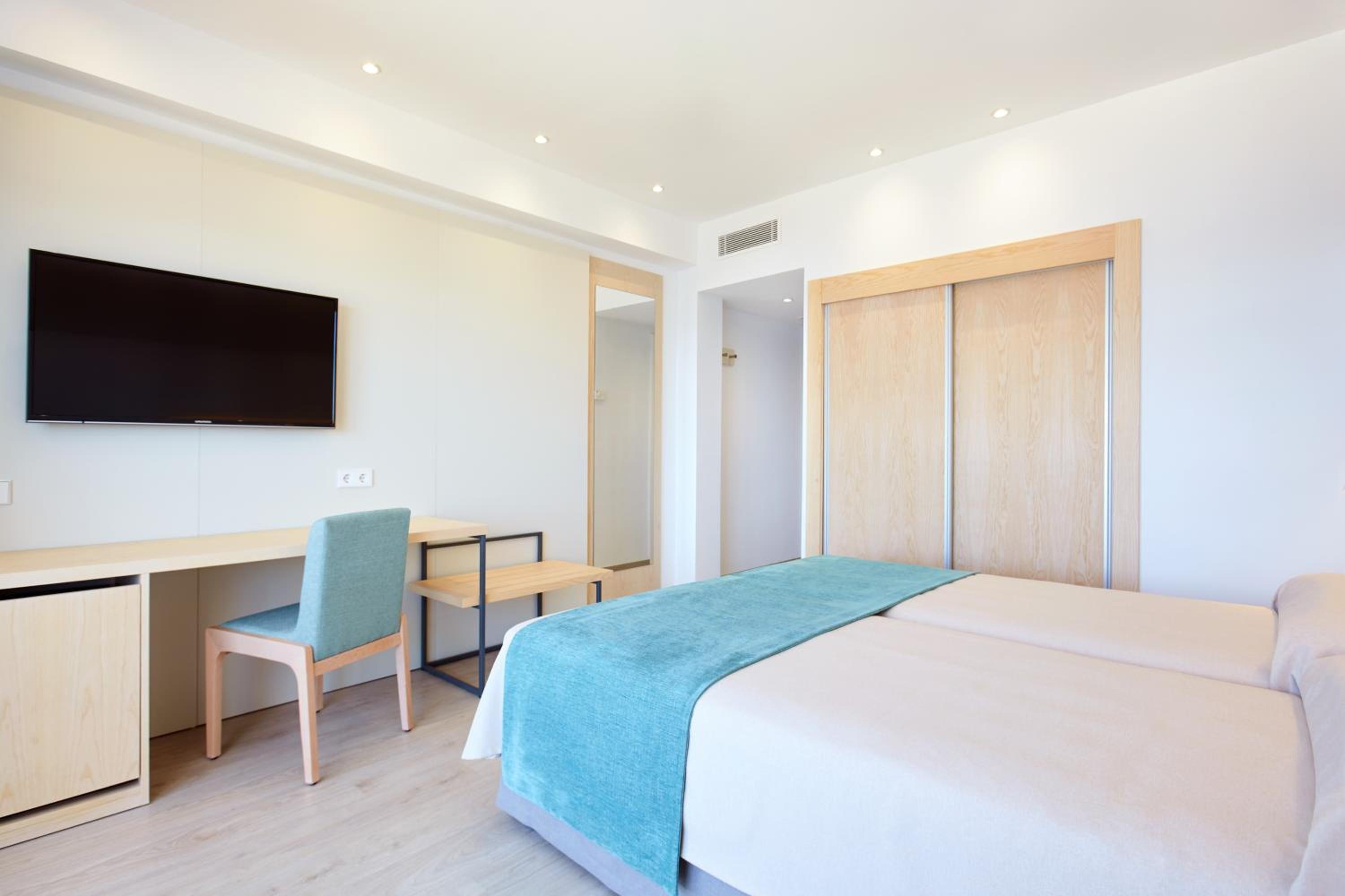 Twin Room with Sea View - Photo 6