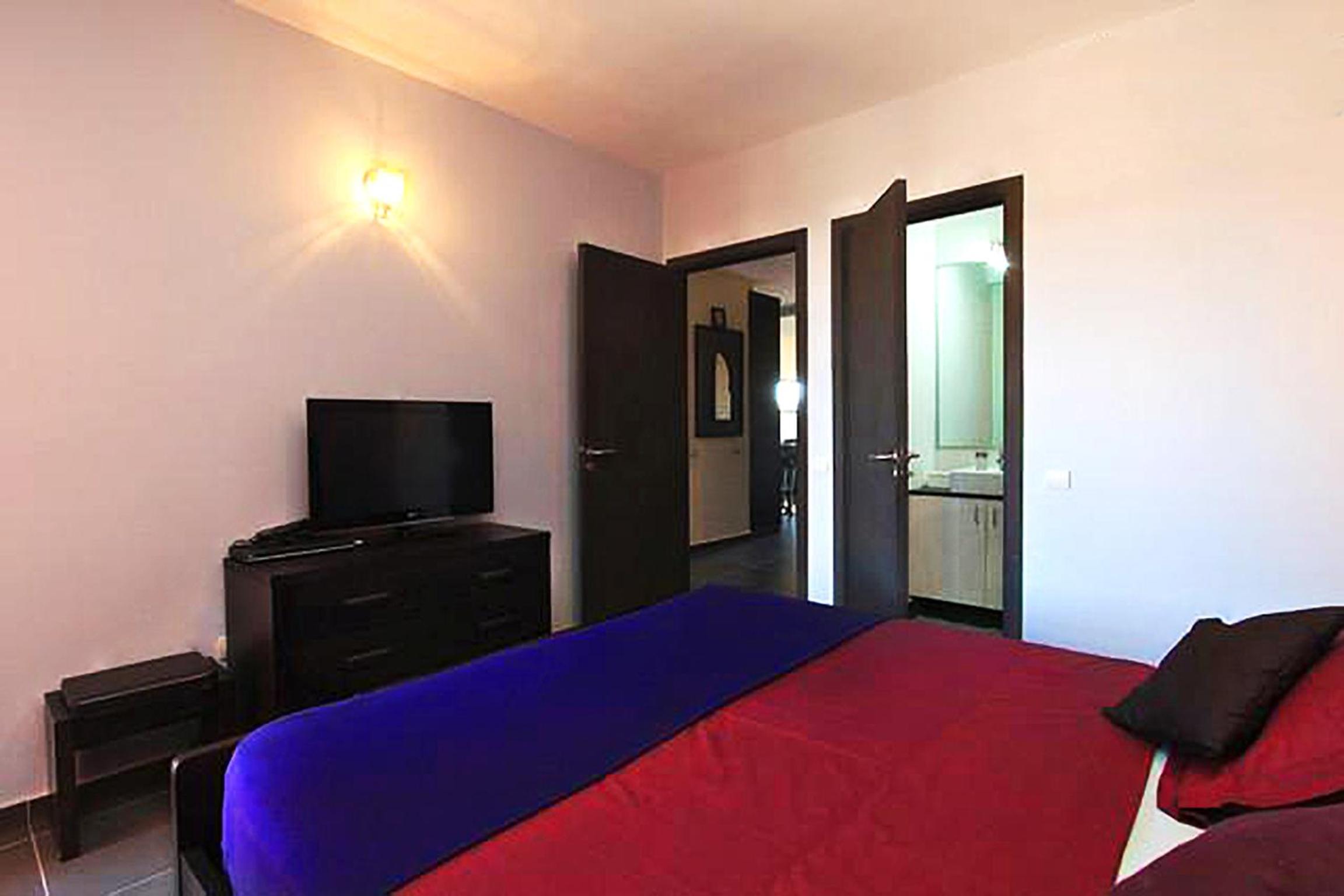 Two-Bedroom Apartment with Balcony - Photo 3
