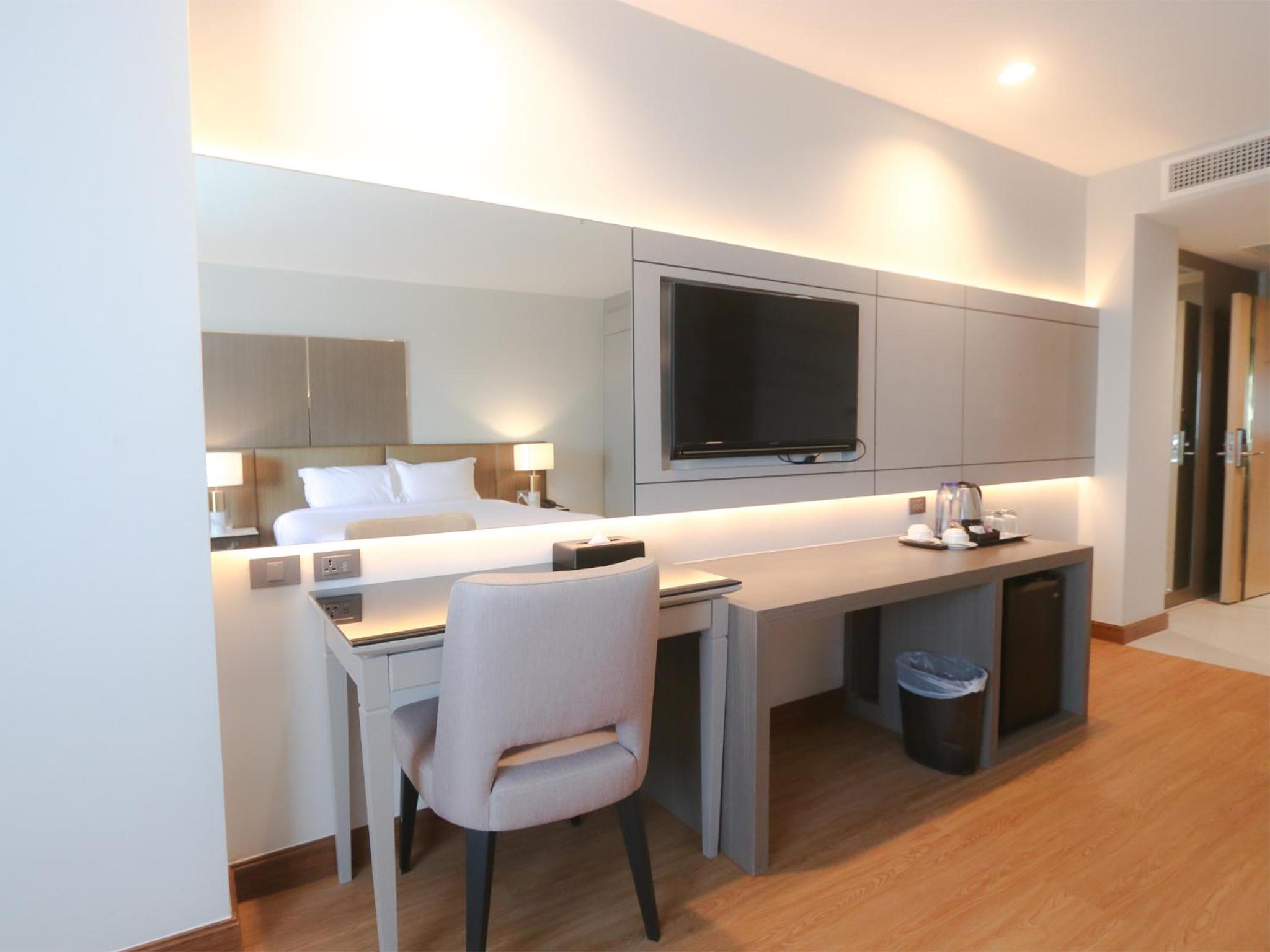 Deluxe King Room - Photo 5