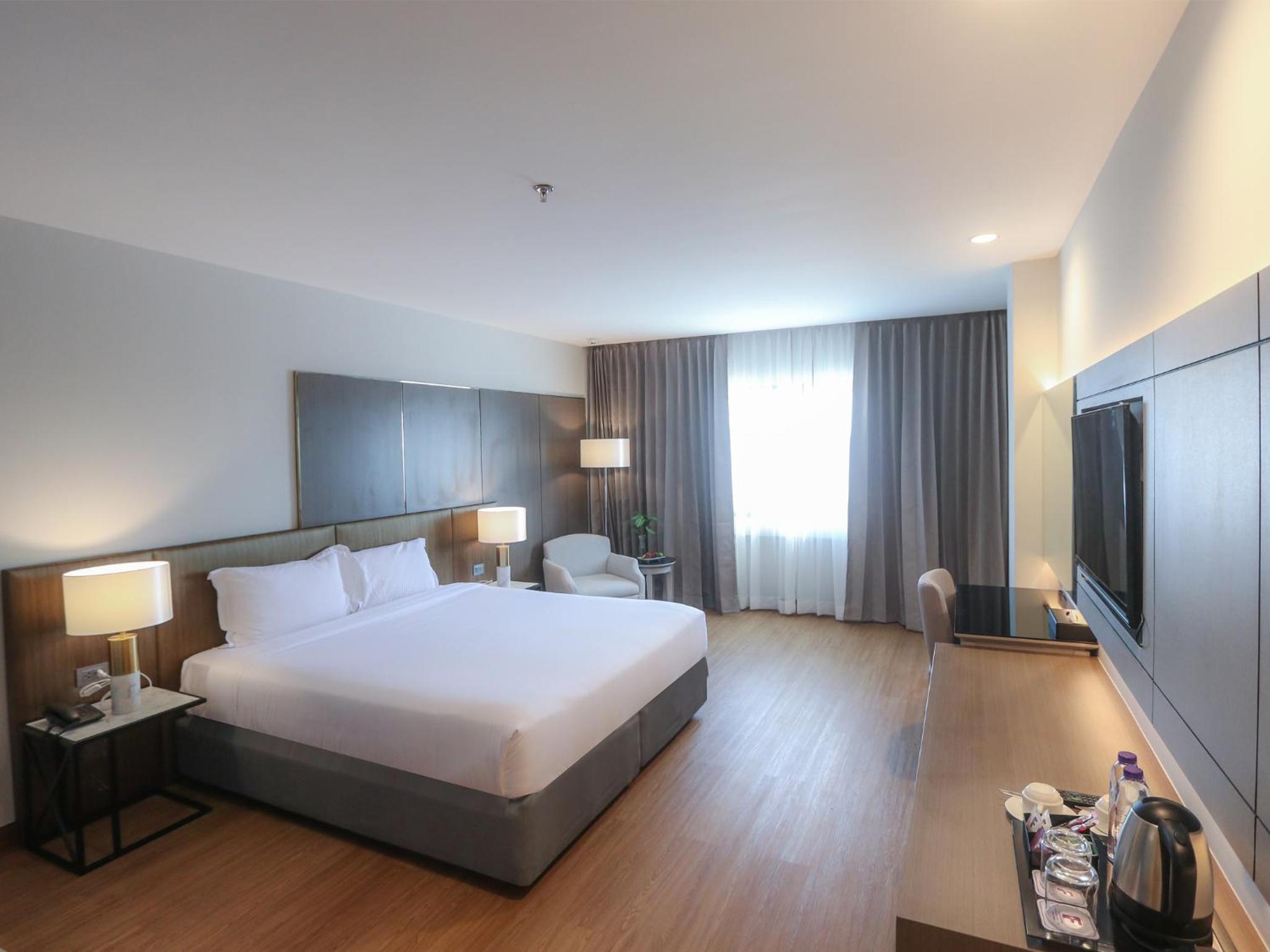 Deluxe King Room - Photo 4