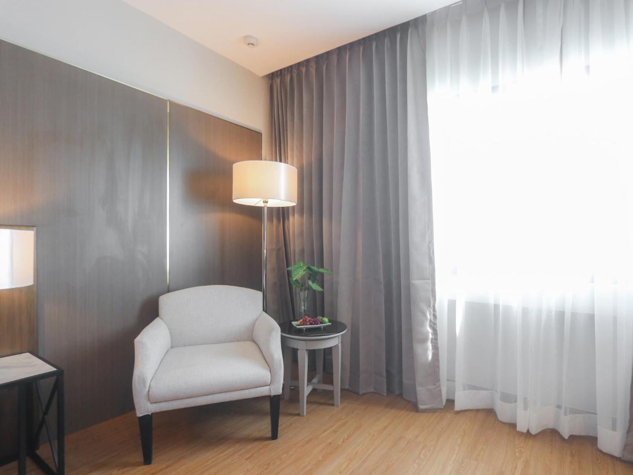 Deluxe King Room - Photo 3