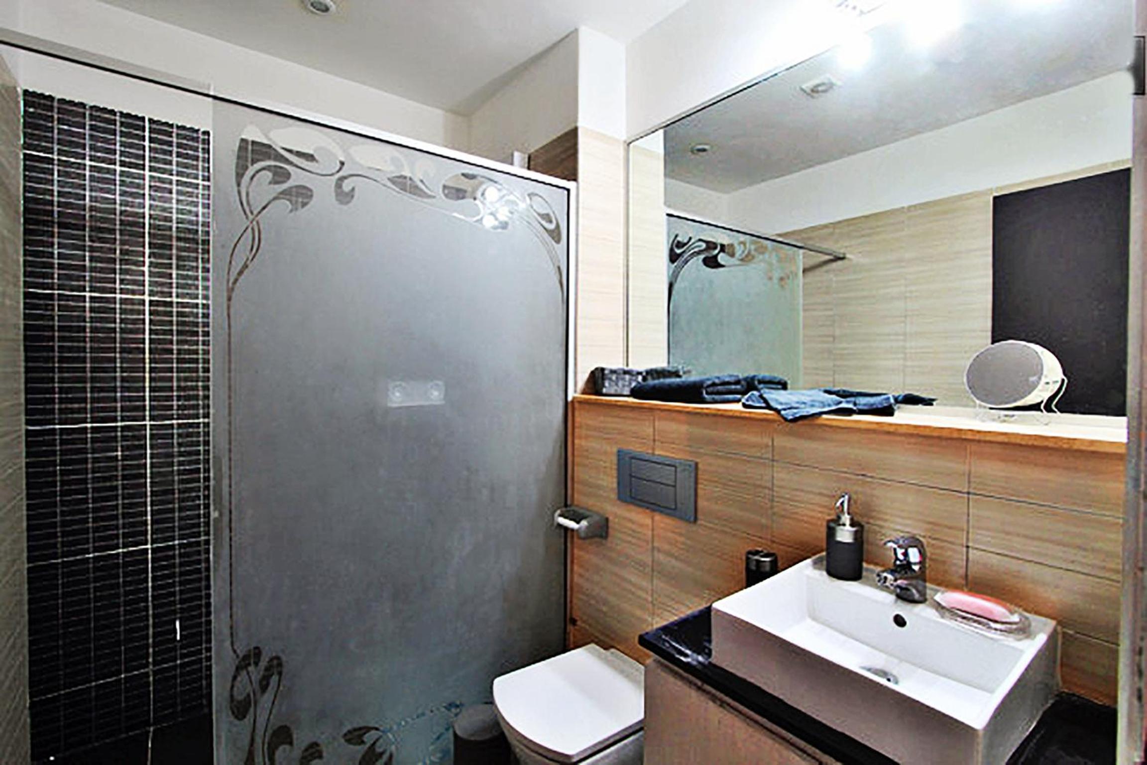 Two-Bedroom Apartment with Balcony - Photo 5