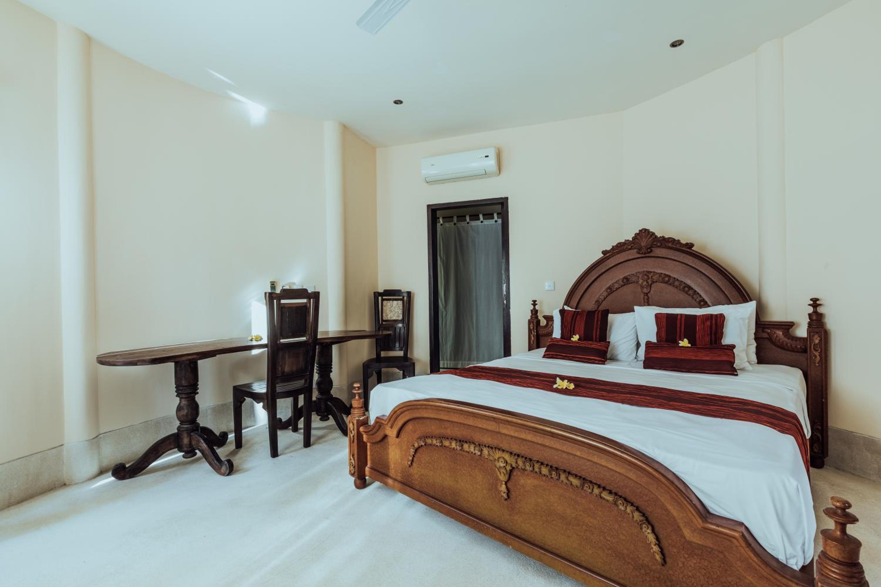 Double Room with Pool View or Garden View - Photo 13