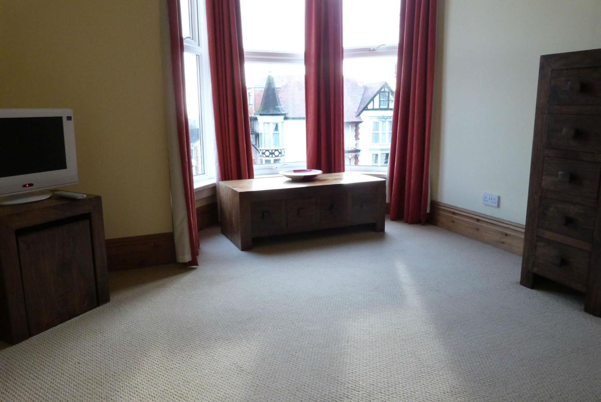 Apartment with Balcony - Photo 3