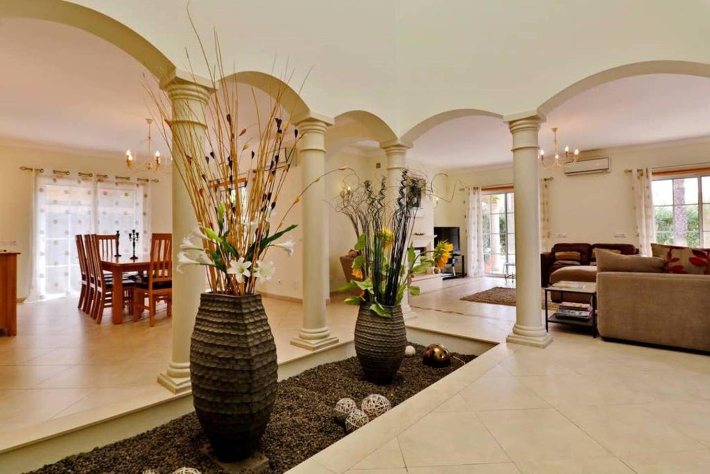 Five-Bedroom Villa photo 1