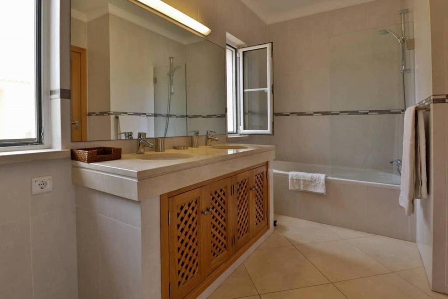 Five-Bedroom Villa photo 3