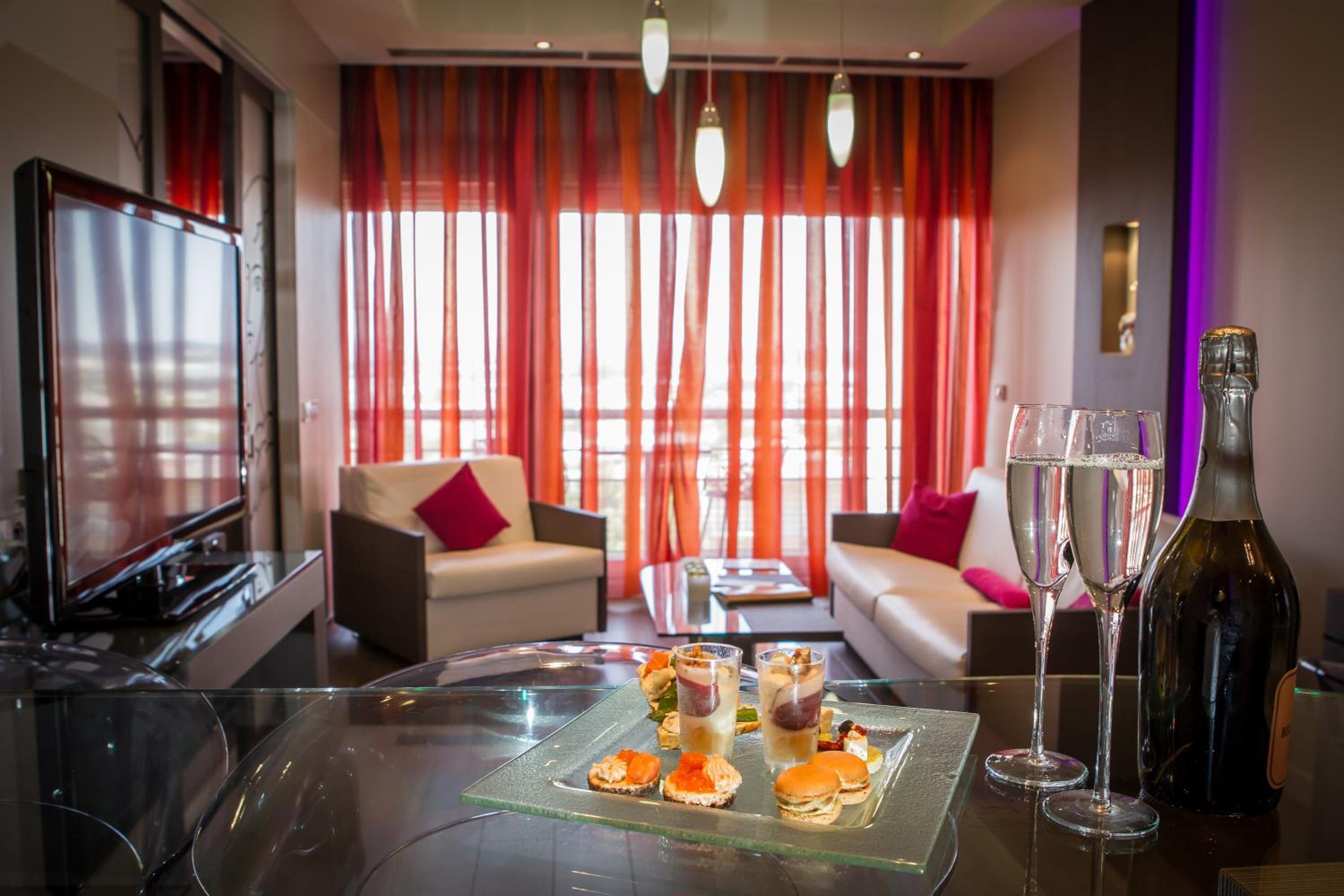 Suite - Photo 1
