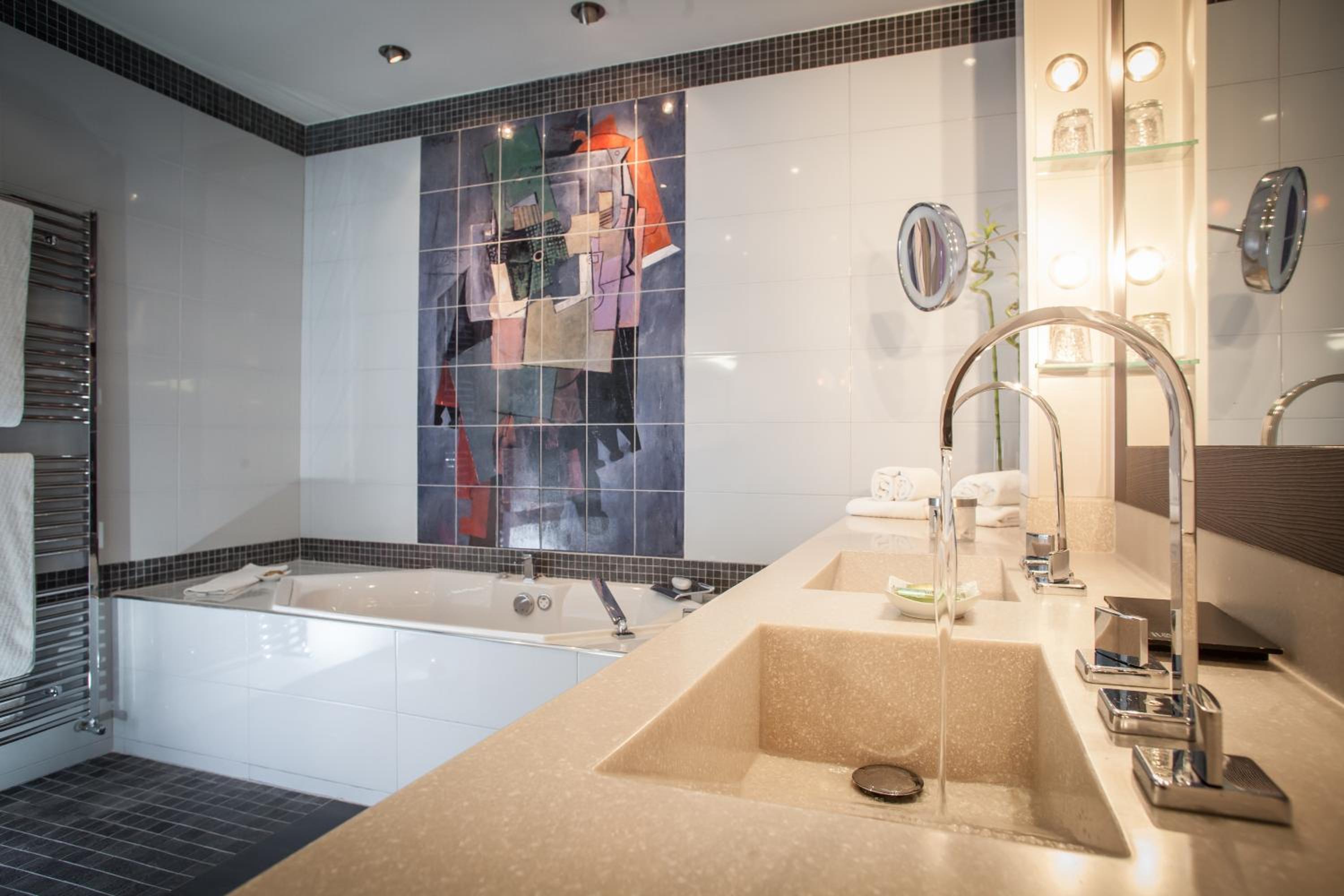 Suite - Photo 8