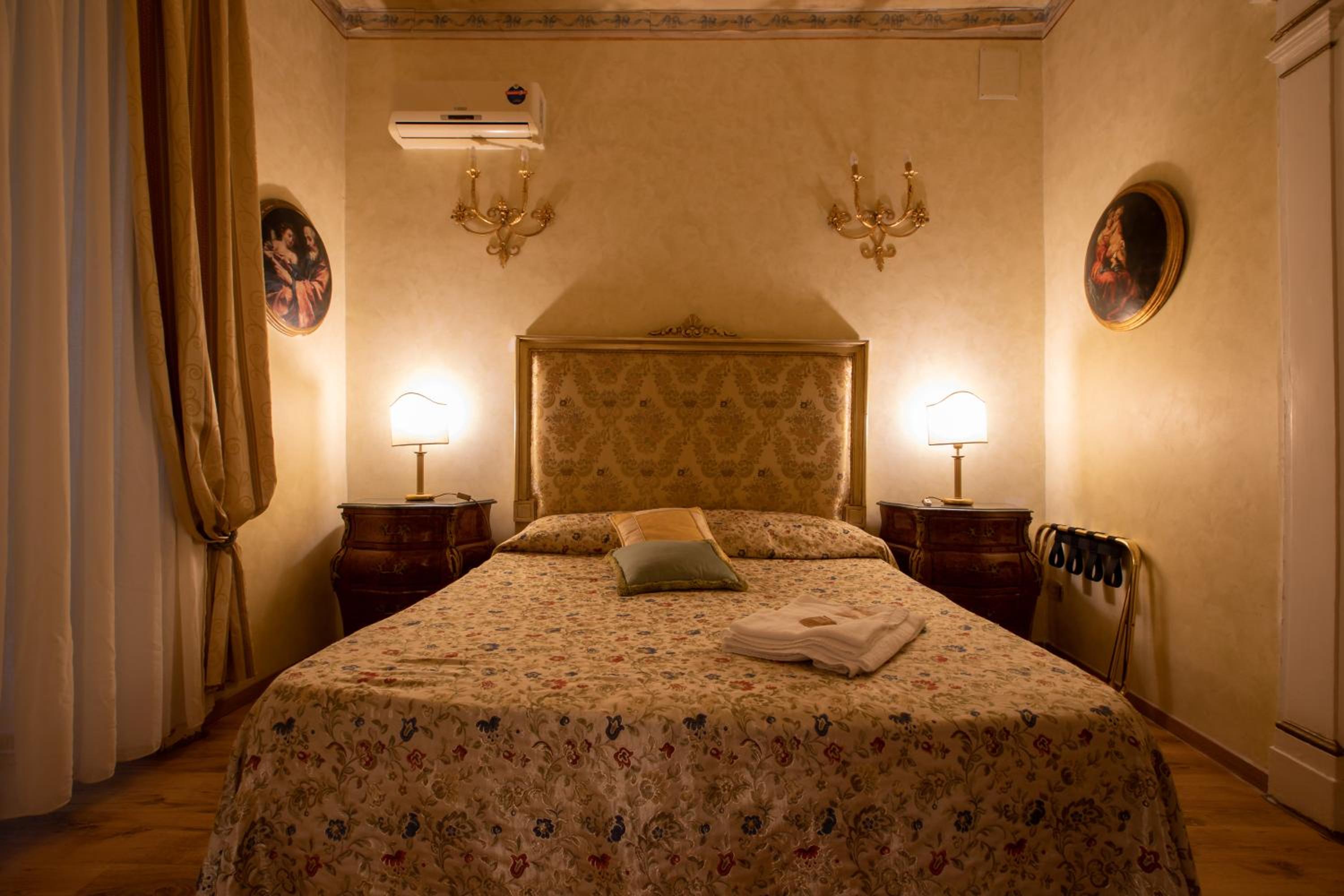 Double Room with Private Bathroom - Photo 1