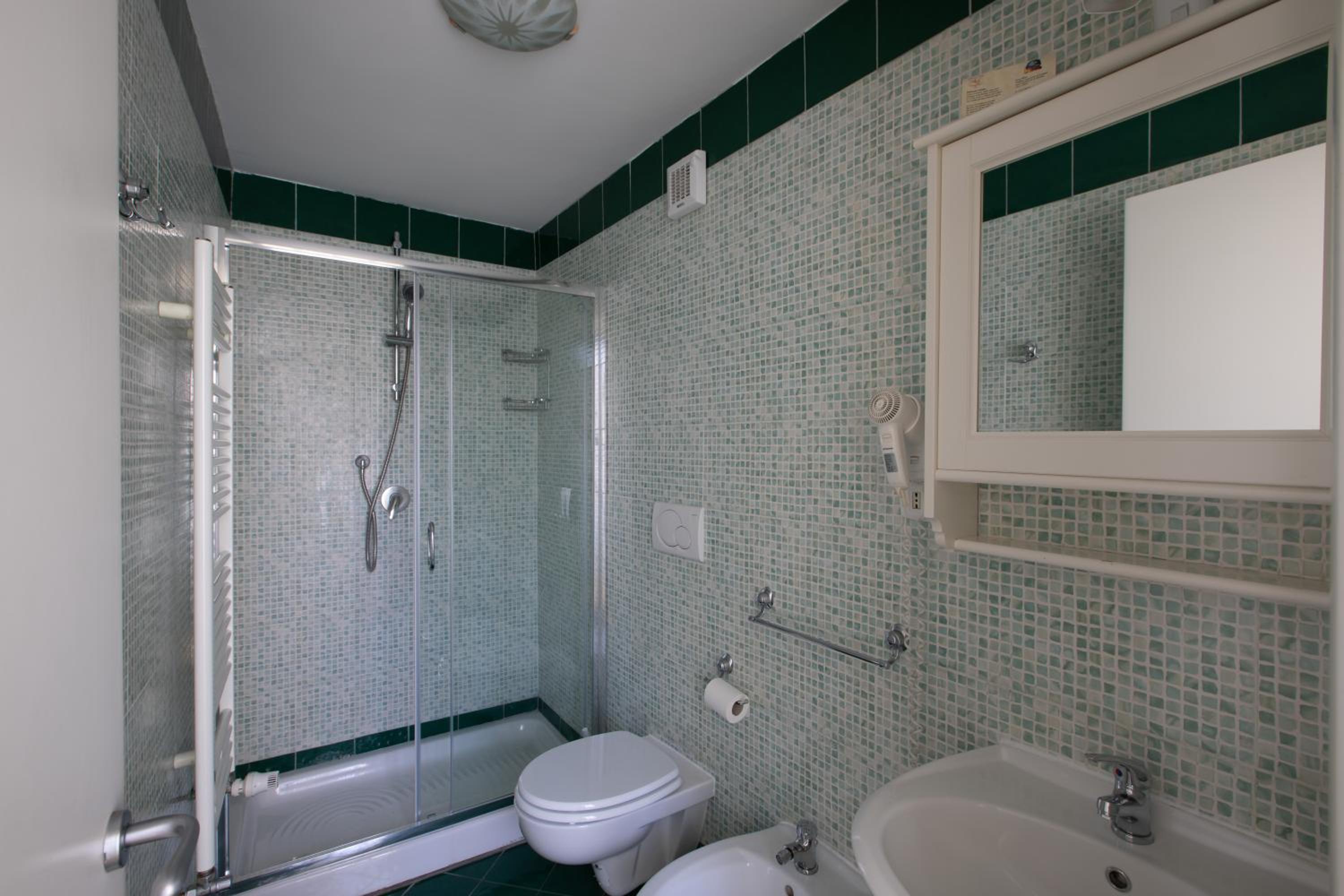 Double Room with Private Bathroom - Photo 2
