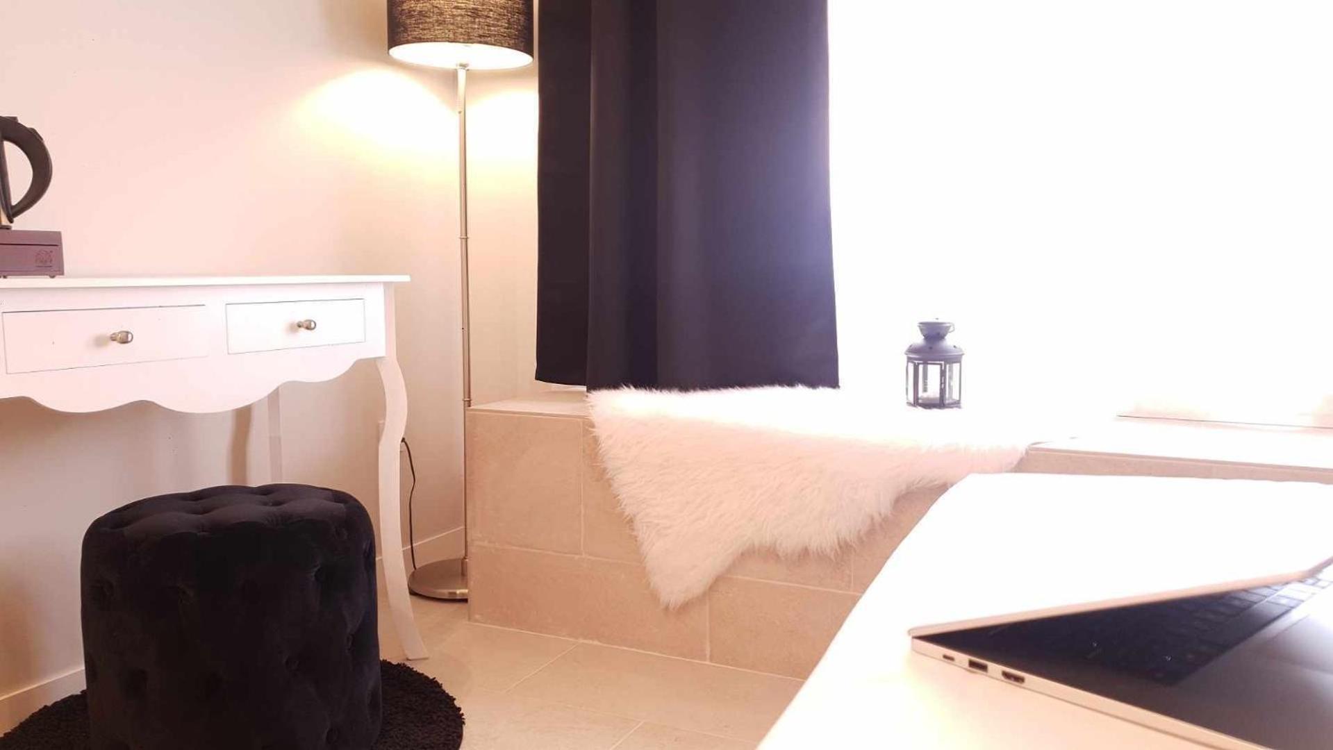 Deluxe Double Room with Bath - Photo 9