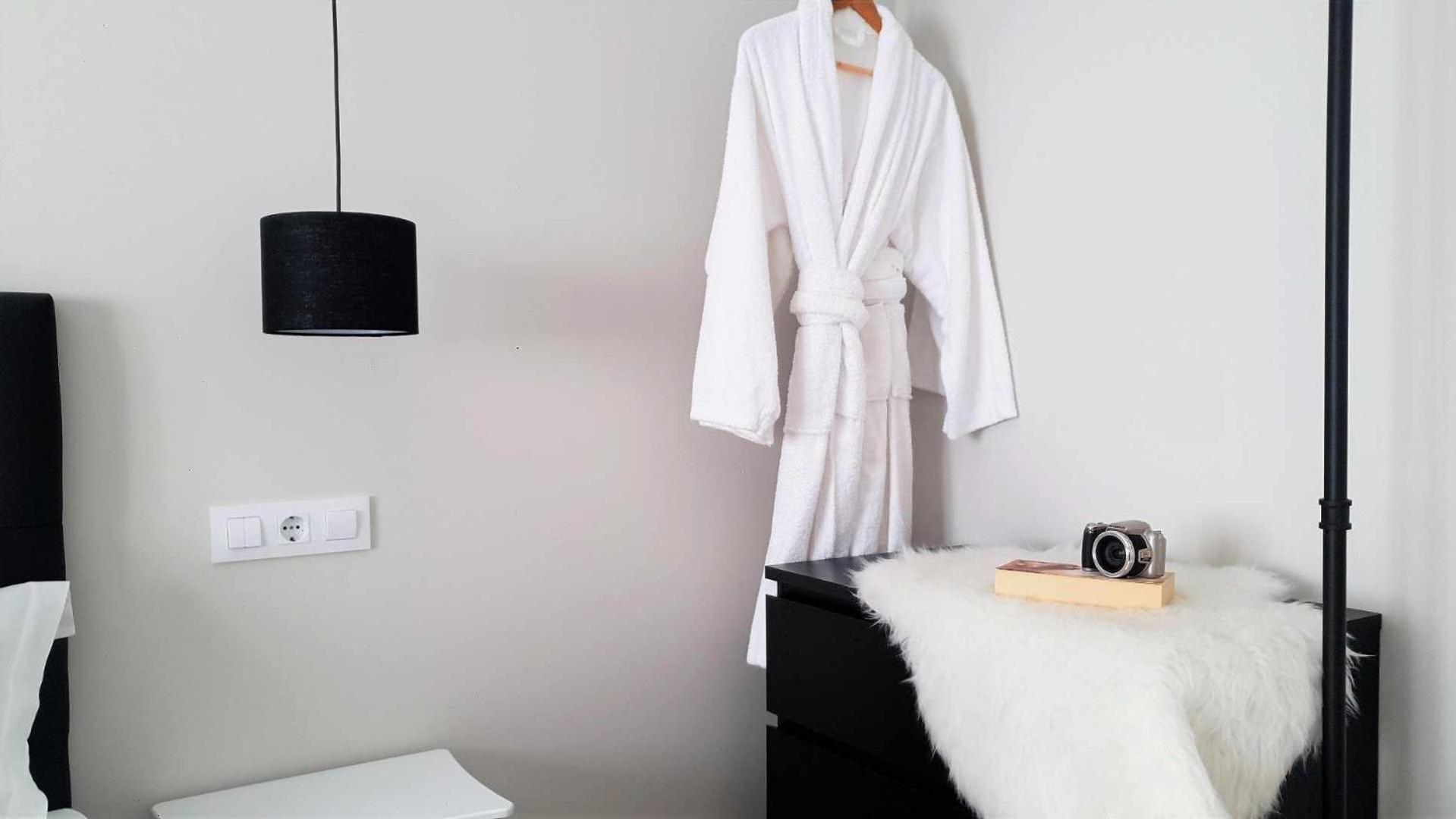 Deluxe Double Room with Bath - Photo 8