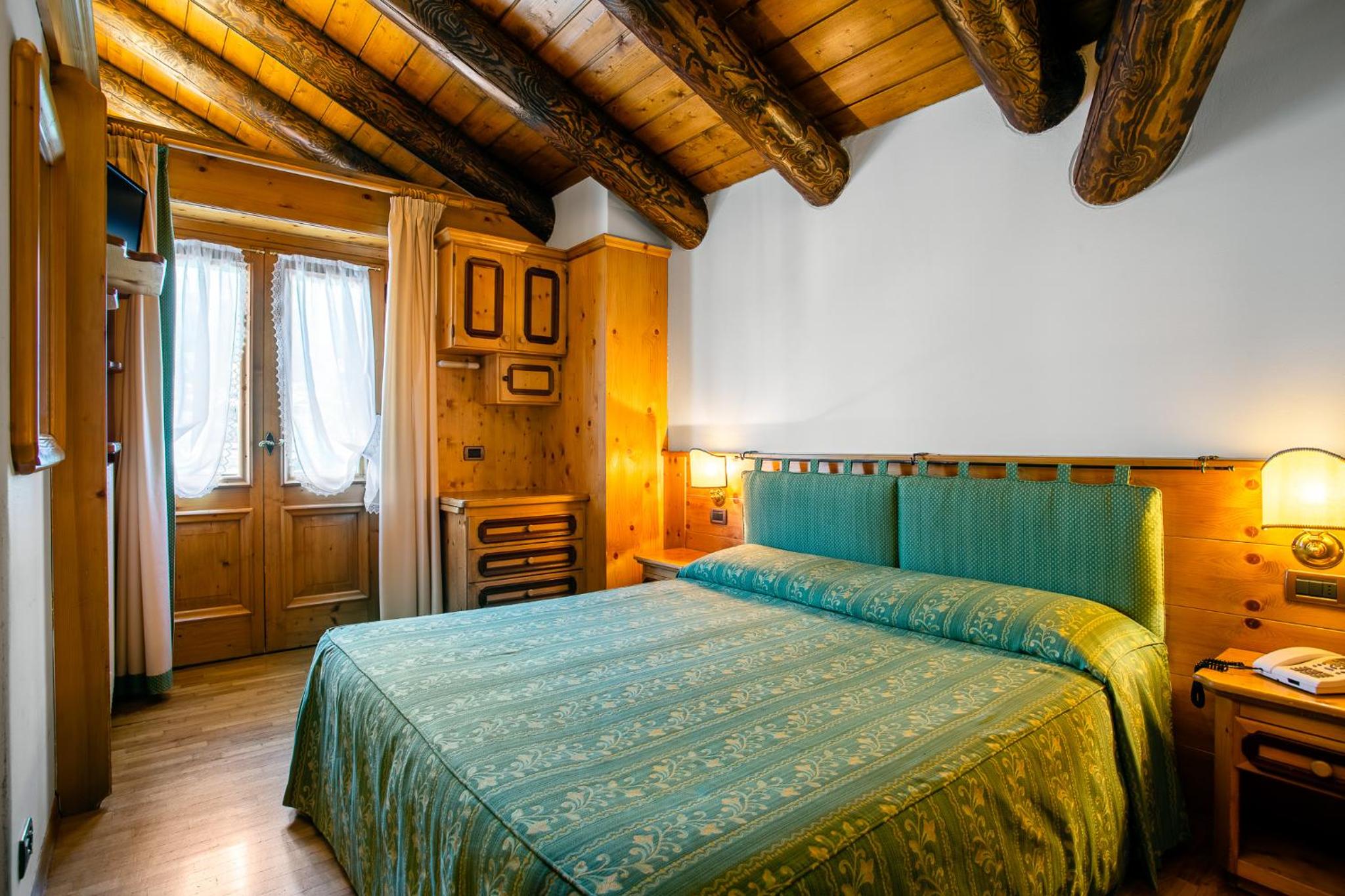Standard Double or Twin Room with Balcony and Mountain View - Photo 1