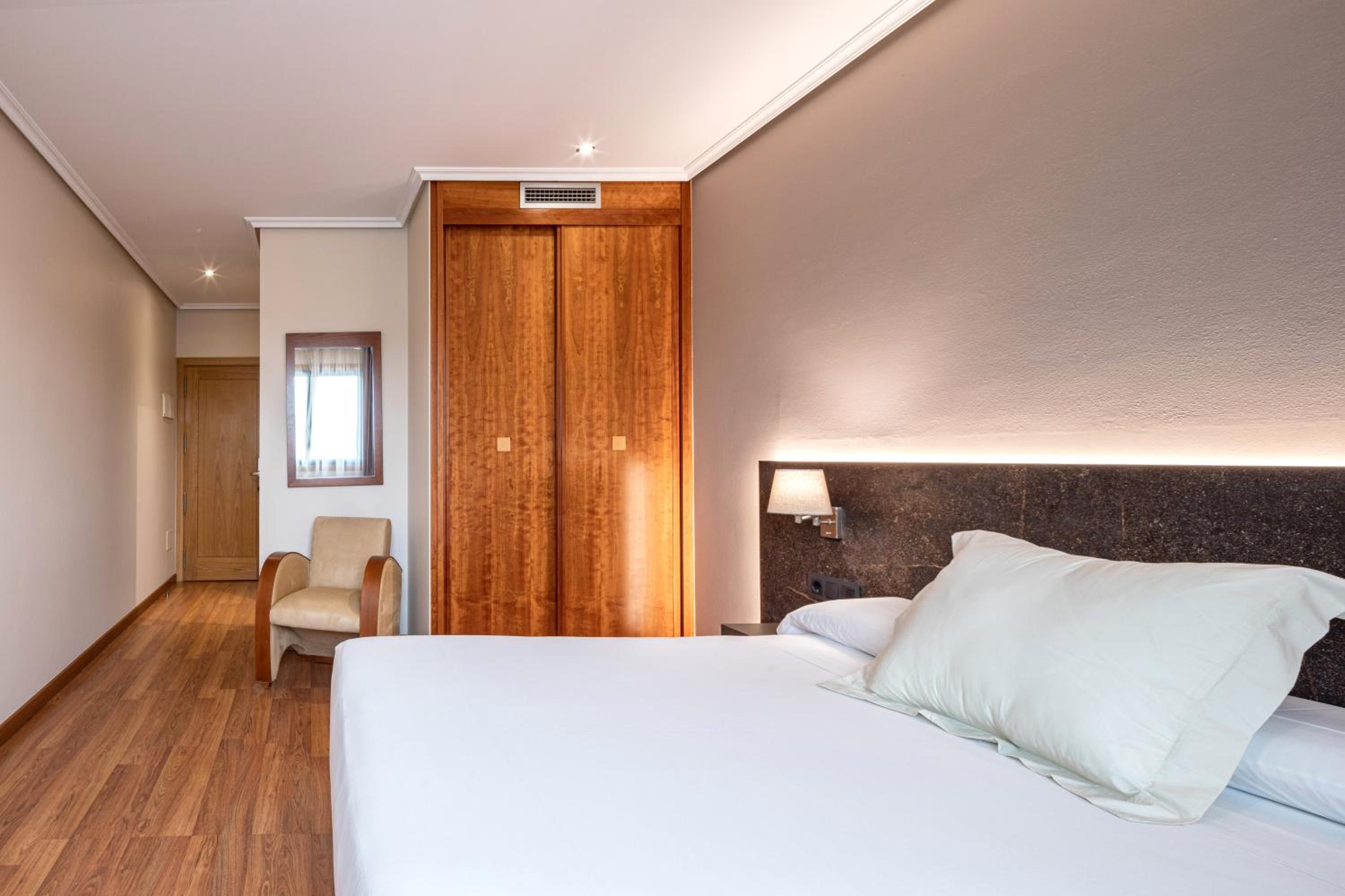 Standard Double Room - Photo 4