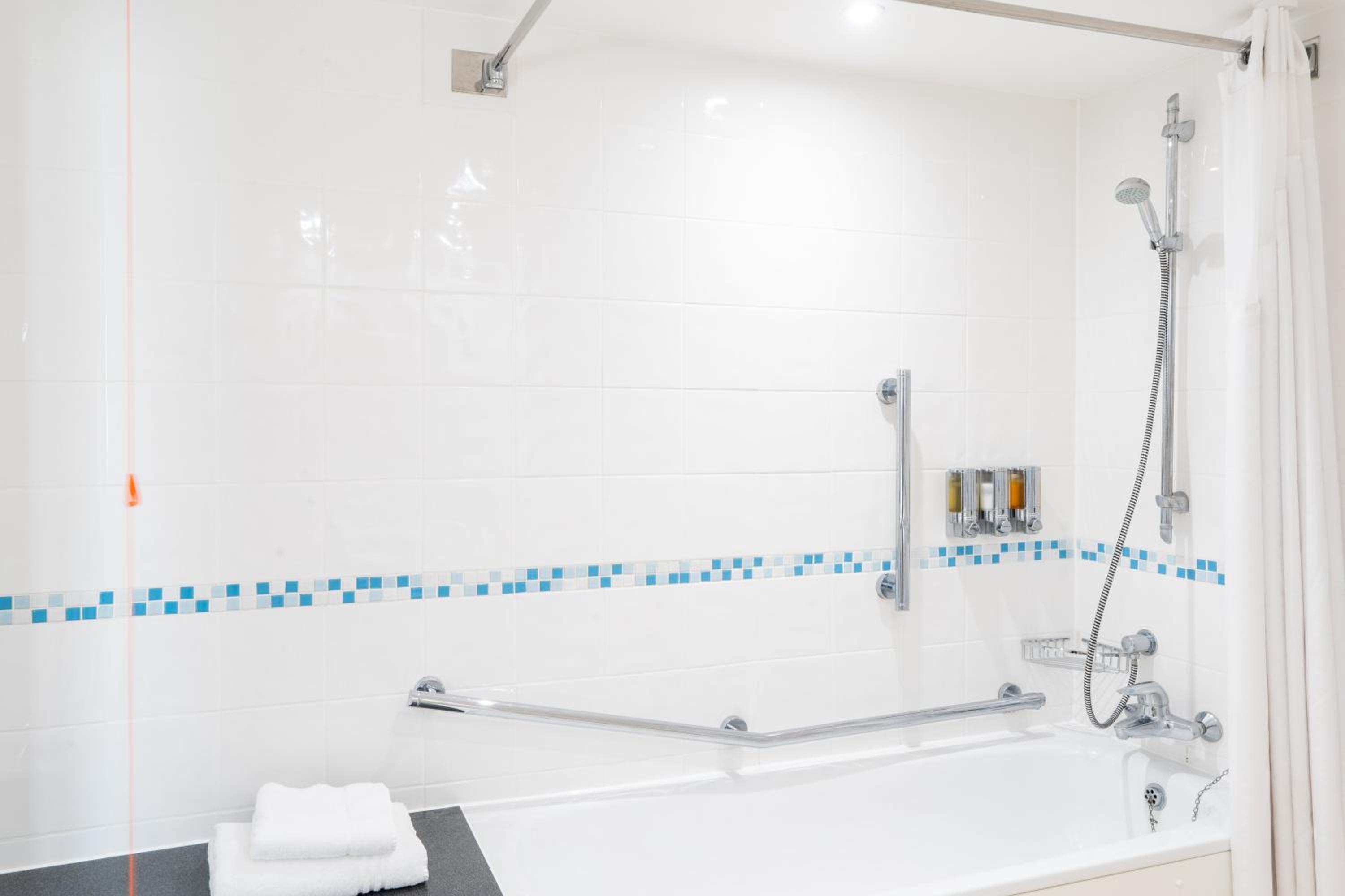 Standard Queen Room - Disability Access - Photo 5