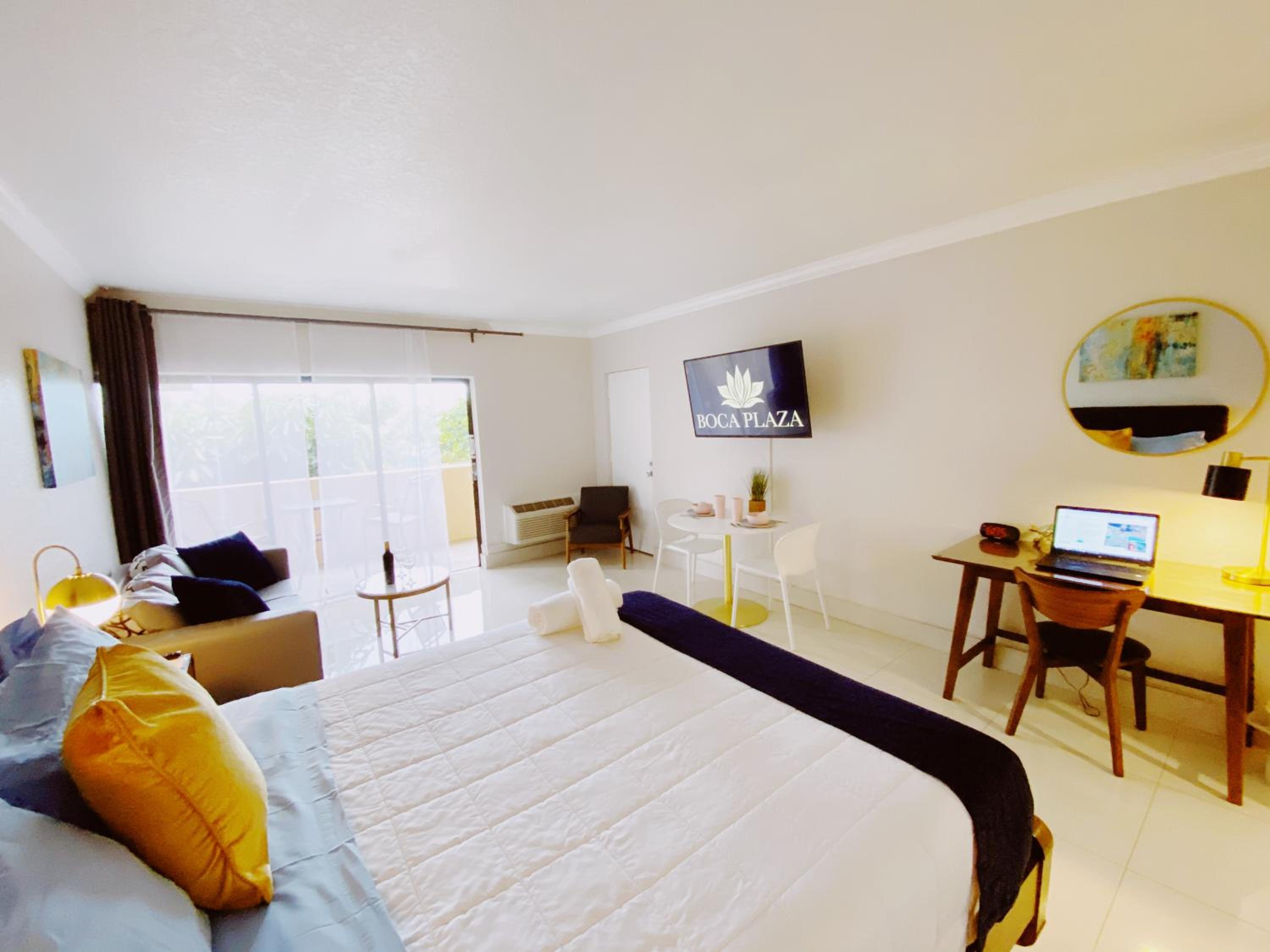 Superior Queen with Balcony, Kitchenette and Sofa Bed - Photo 11