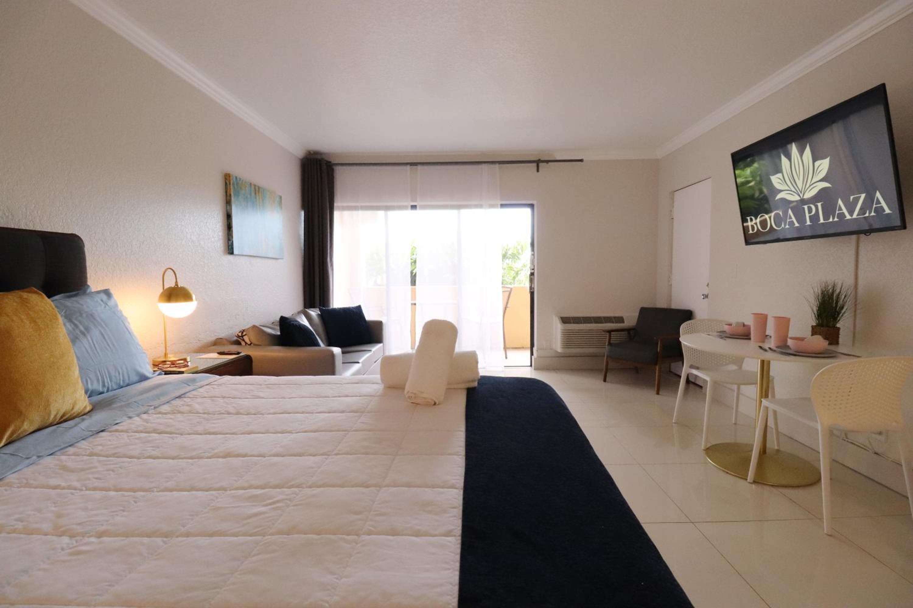 Superior Queen with Balcony, Kitchenette and Sofa Bed - Photo 12