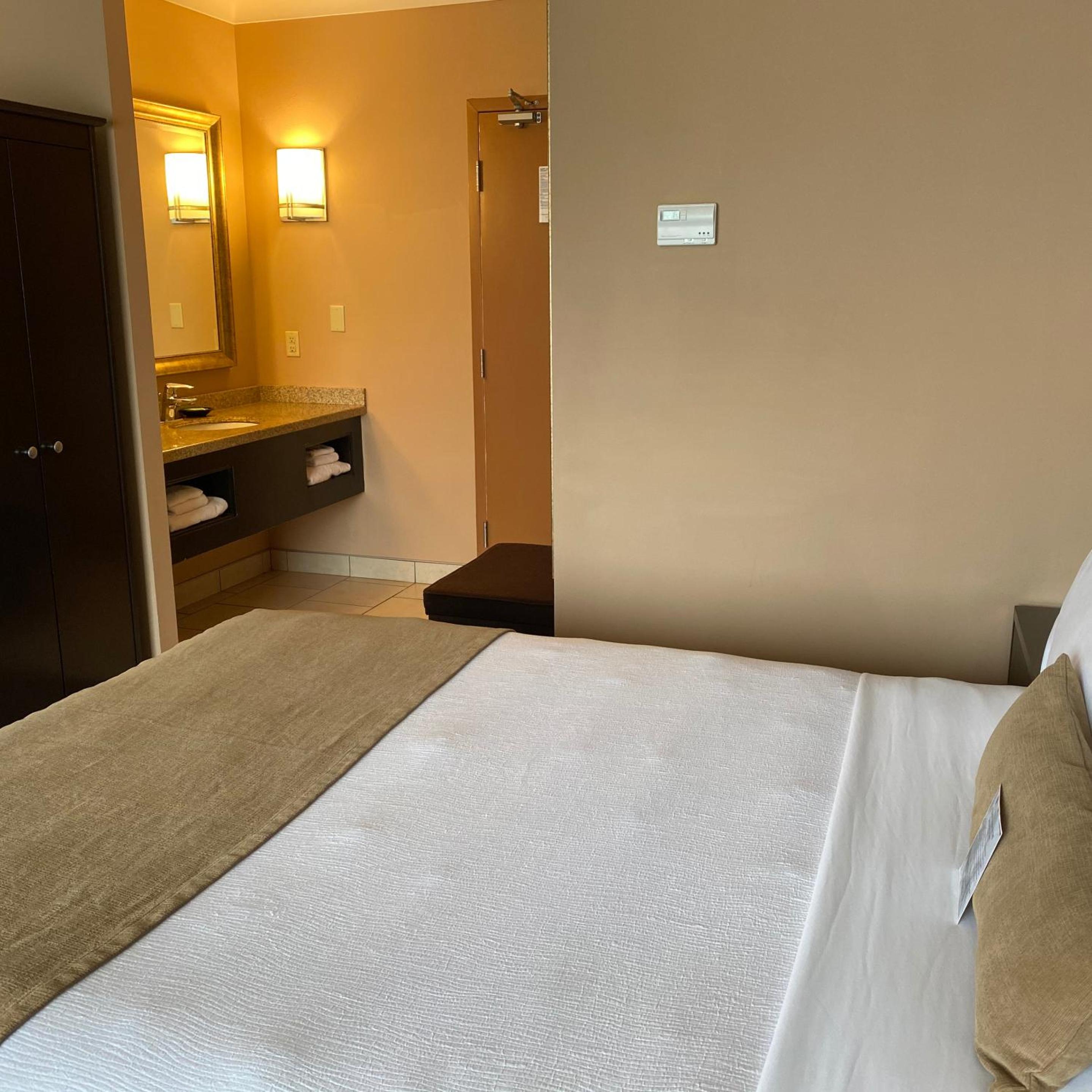Queen Room with Two Queen Beds with split bathroom