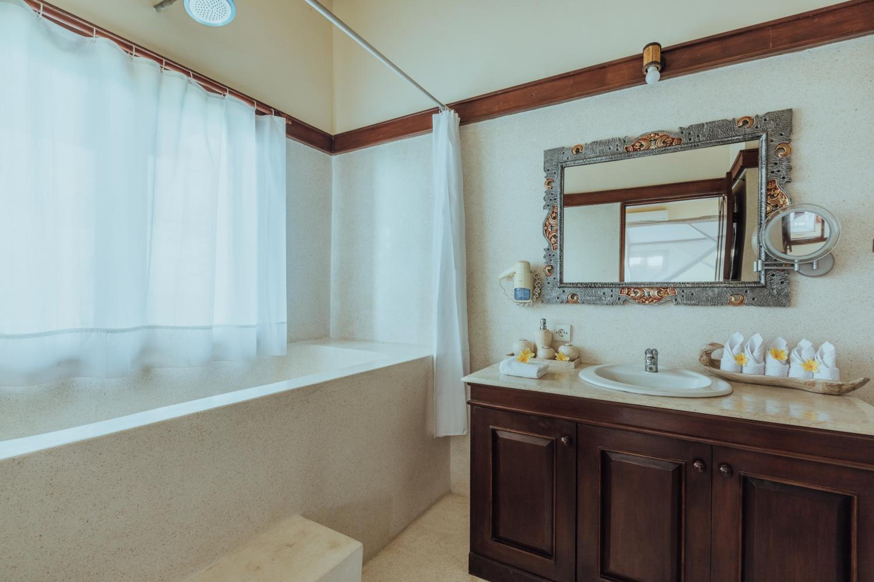 Superior Room with Front Ocean View - Photo 6